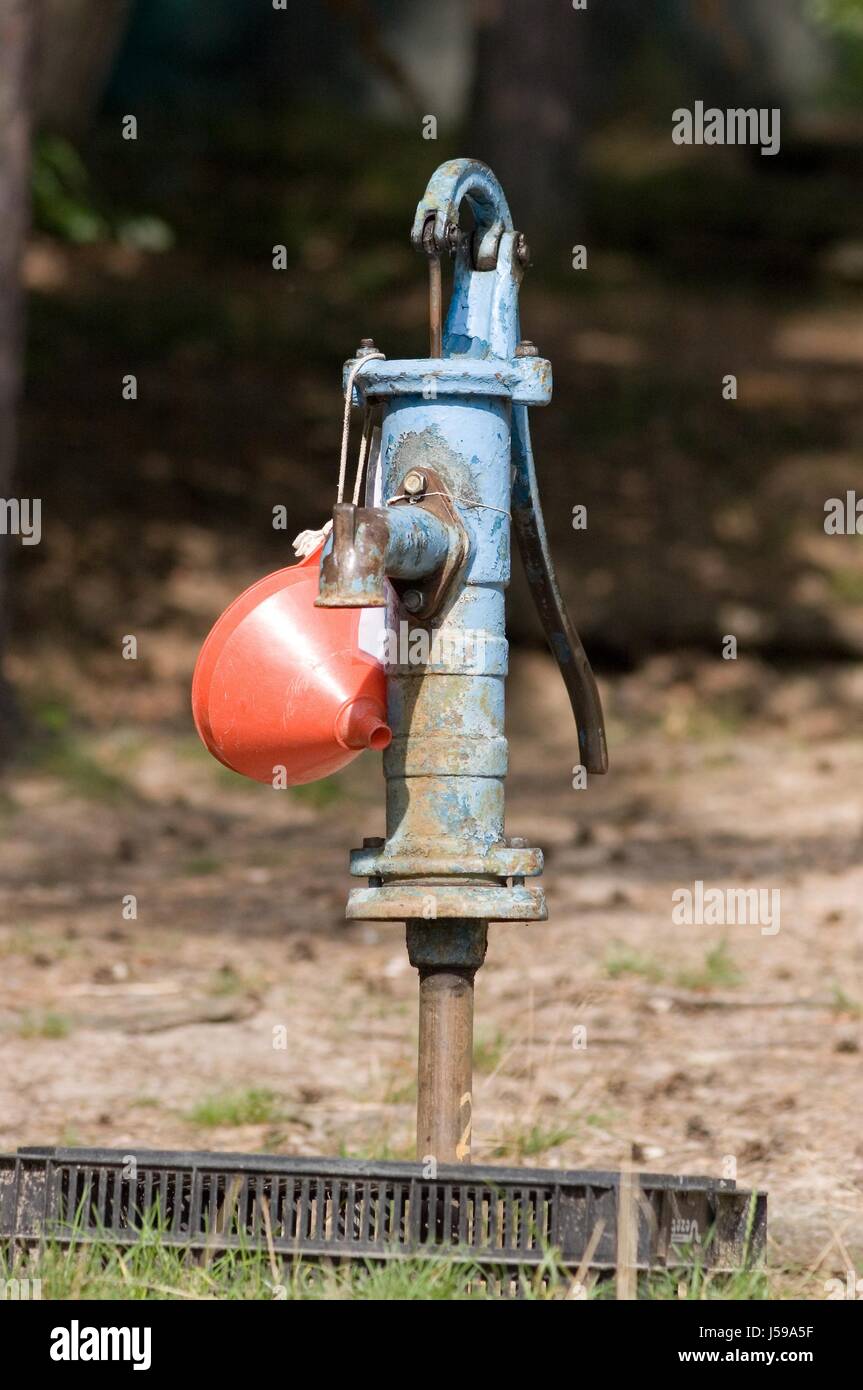 Filtre bleu de l'eau l'eau potable hygiène camping tente la préparation de l'eau de la pompe Banque D'Images