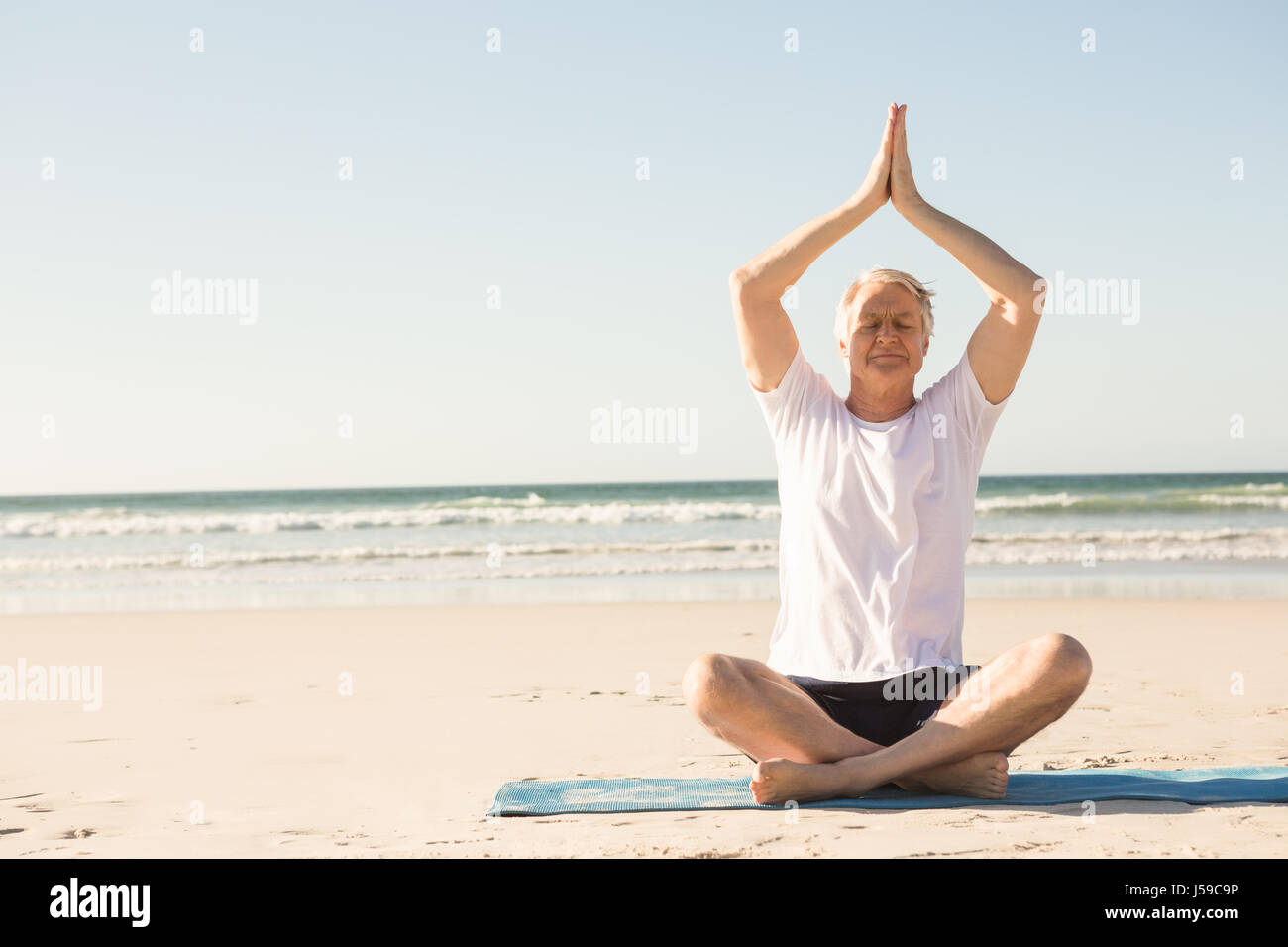 La longueur totale des hauts yoga at beach Banque D'Images