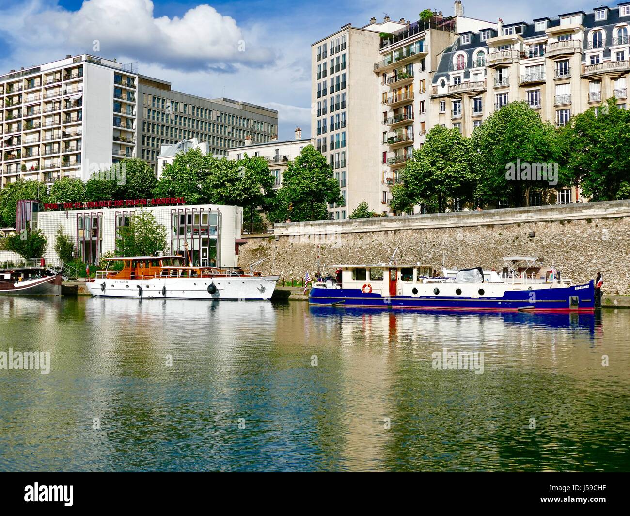 Gros bateaux dans le Port de Plaisance de Paris Arsenal sur un après-midi ensoleillé. Paris, France. Banque D'Images