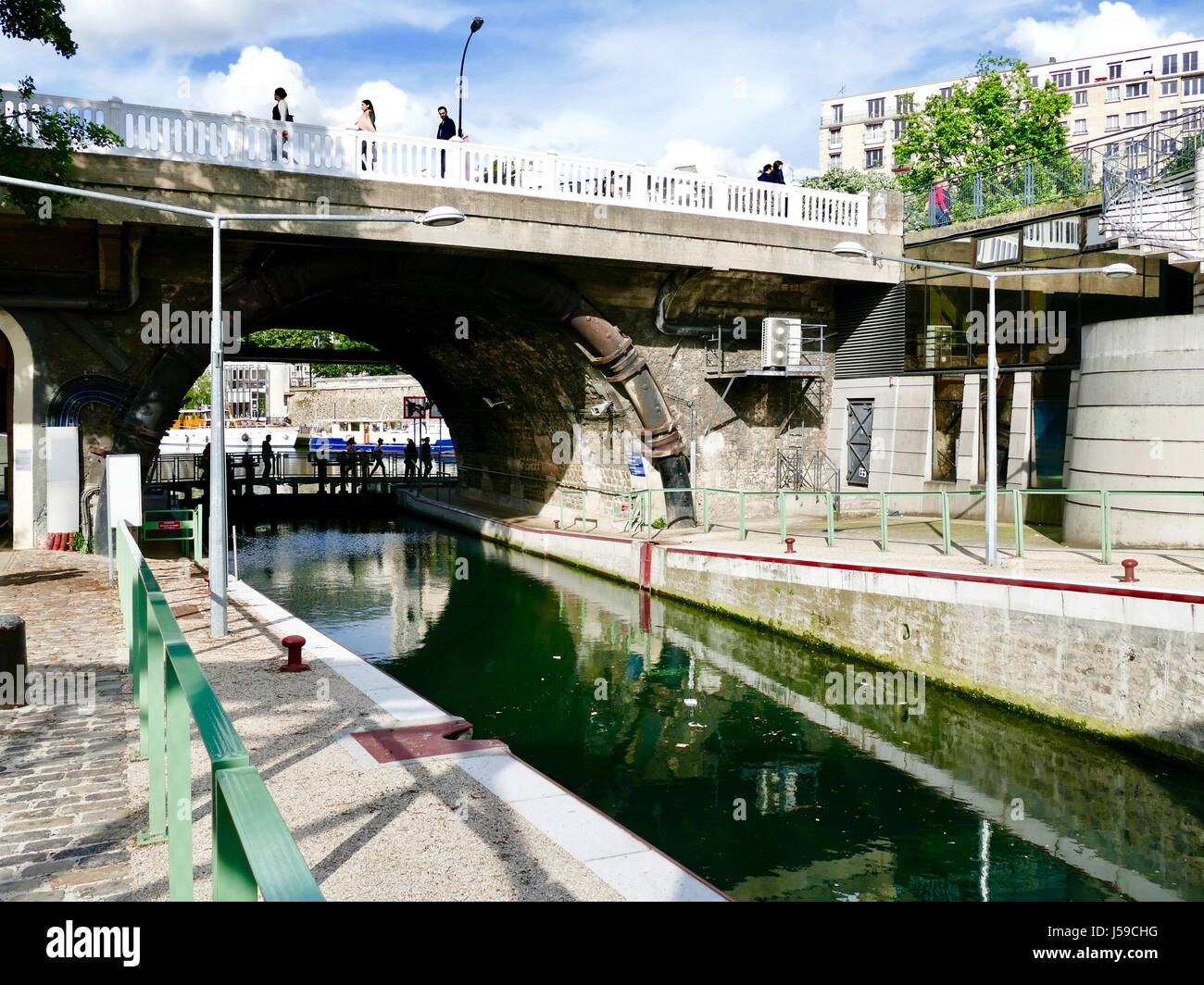 Verrou à Paris avec arsenal piétons traversant sur deux ponts. Paris, France. Banque D'Images
