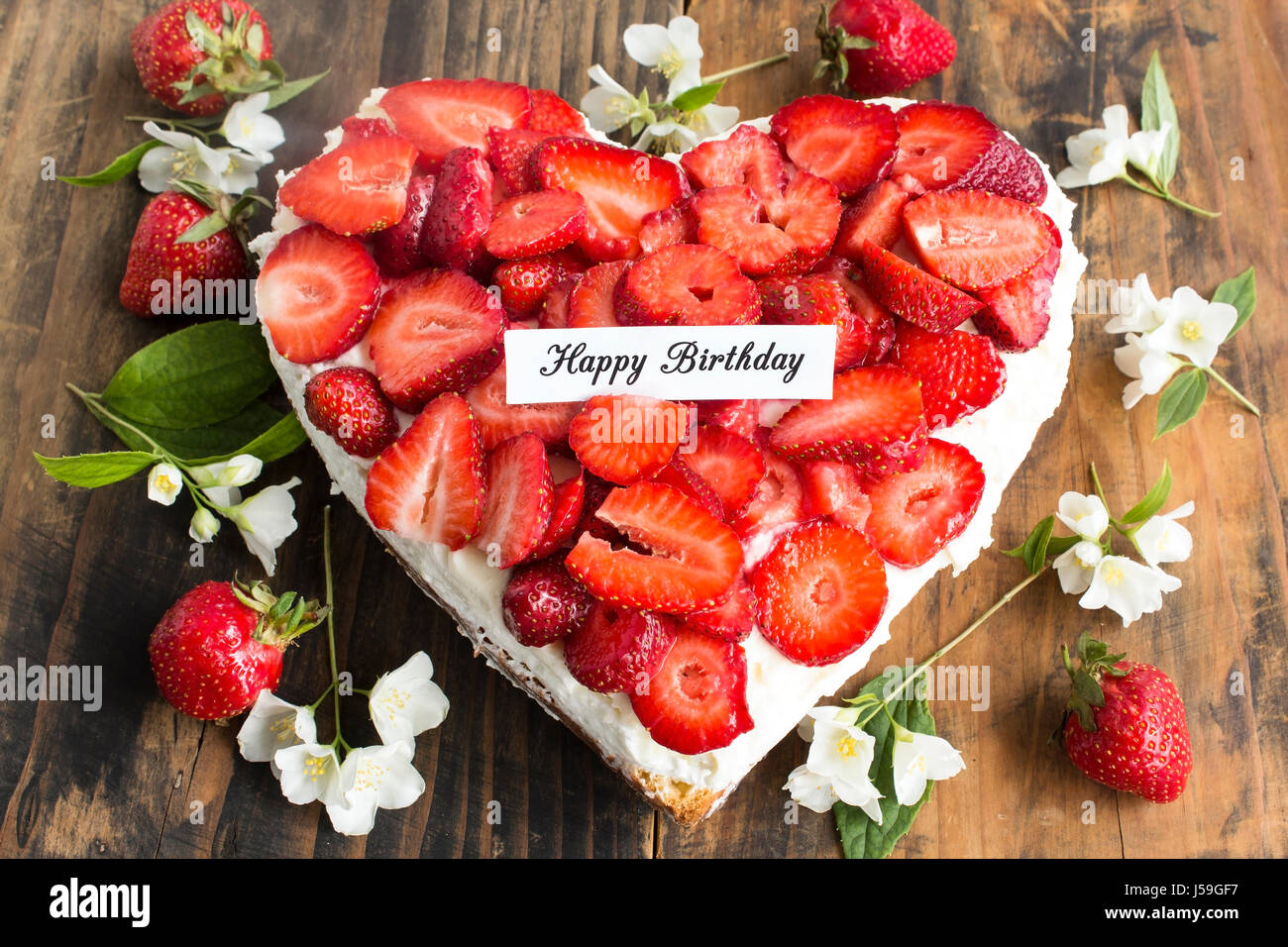 Joyeux Anniversaire Carte avec coeur Cheesecake avec des fraises fraîches. Banque D'Images