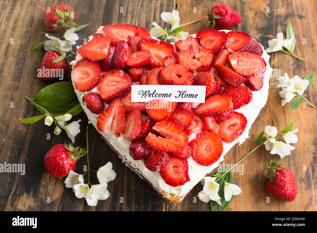 Bienvenue Accueil Carte avec coeur Cheesecake avec des fraises fraîches. Banque D'Images