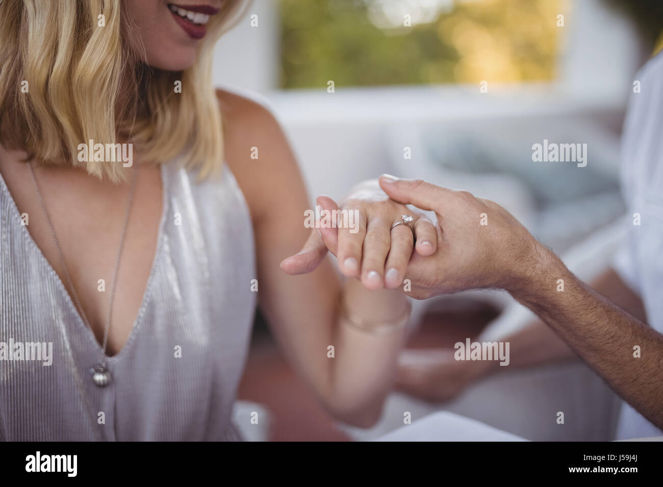 Man putting bague de fiançailles sur restaurant dans la main de femme Photo  Stock - Alamy