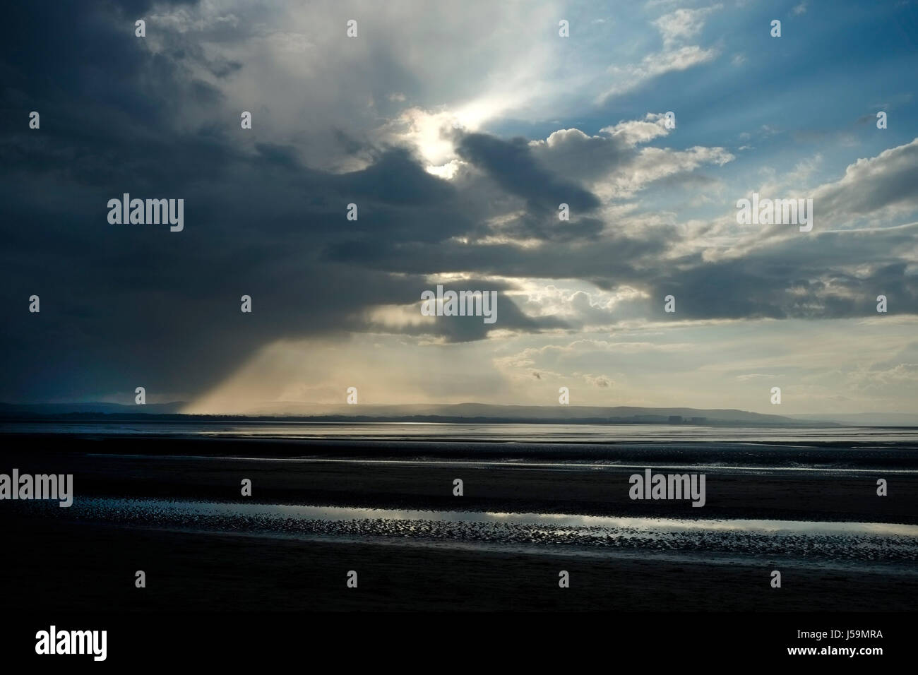 Une tempête sur la centrale nucléaire de Hinkley Point dans l'estuaire de la Severn, près de Burnham-on-Sea, Somerset, Royaume-Uni. Banque D'Images