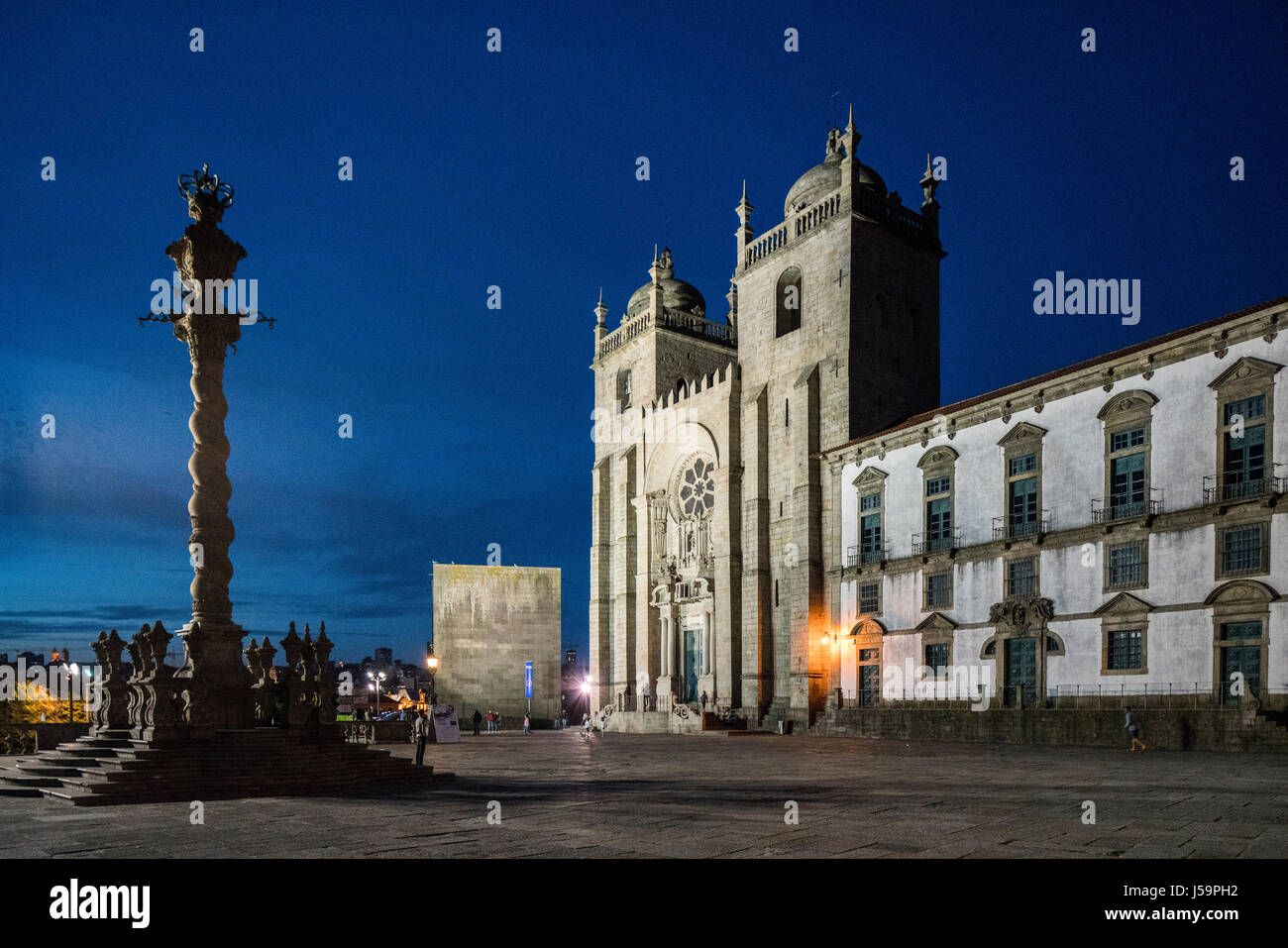 Cathédrale de Porto (Portugal) au crépuscule Banque D'Images