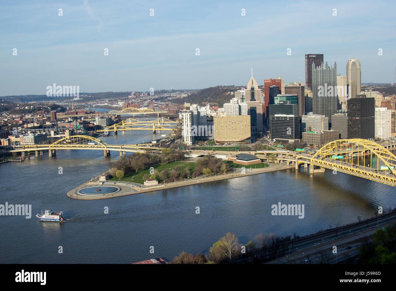 Pittsburgh sur les toits de la ville depuis le sommet de la Duquesne incline, le mont Washington, en vue de tous les ponts et le Point Parc de la fontaine. Banque D'Images