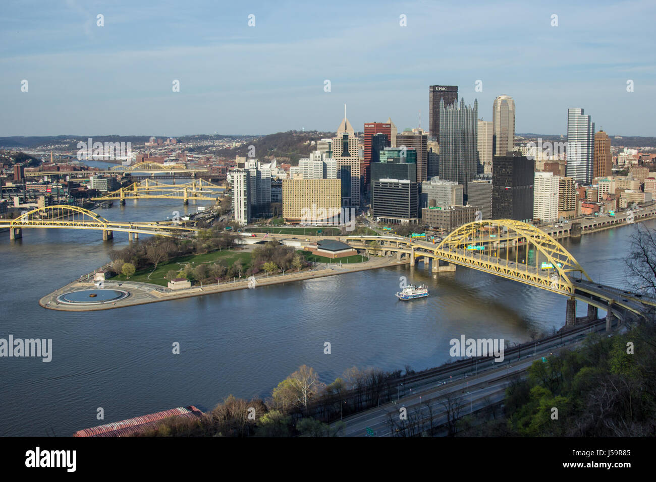 Pittsburgh sur les toits de la ville depuis le sommet de la Duquesne incline, le mont Washington au coucher du soleil avec une vue de tous les ponts et le Point Parc de la fontaine. Banque D'Images