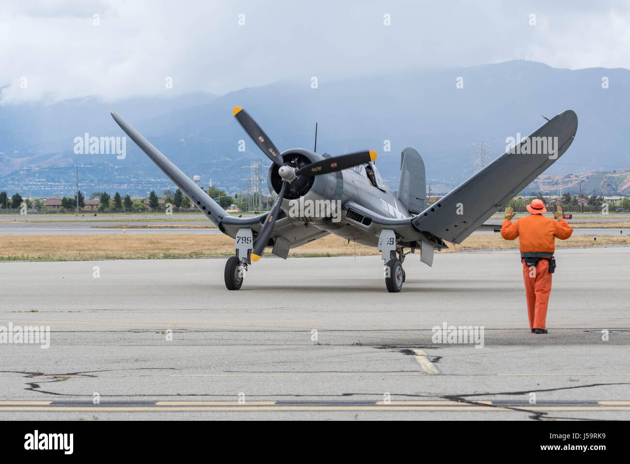 Le Chino, USA - 7 mai 2017 : Avion de l'afficheur pendant le roulage au sol des avions de la renommée de l'aéroport de Chino. Banque D'Images