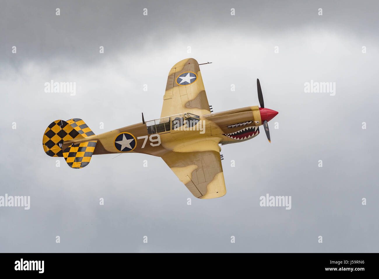 Le Chino, USA - 7 mai 2017 : Curtiss P-40N Warhawk de l'afficheur pendant le spectacle aérien des avions de la renommée dans l'aéroport de Chino. Banque D'Images