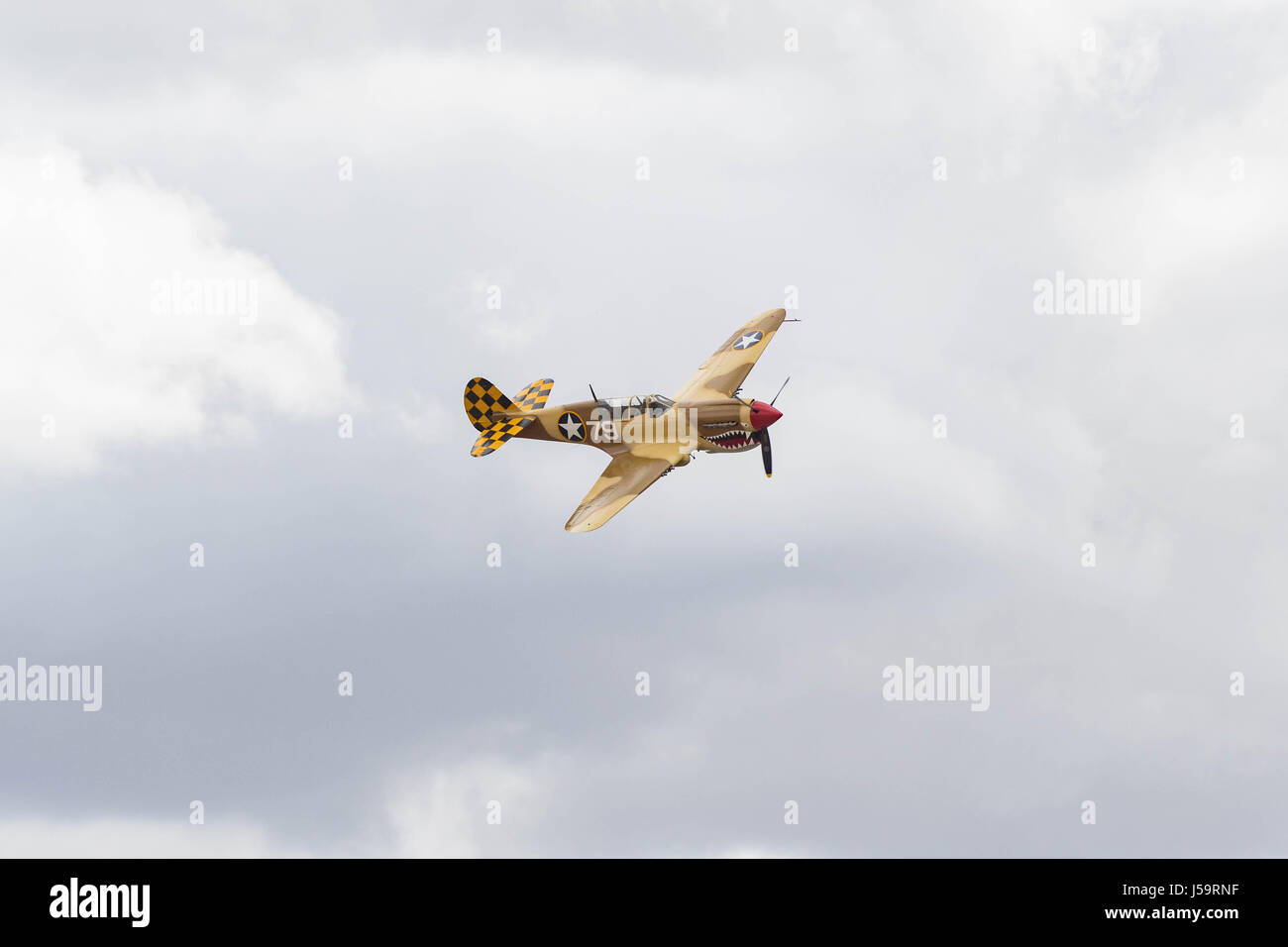 Le Chino, USA - 7 mai 2017 : Curtiss P-40N Warhawk de l'afficheur pendant le spectacle aérien des avions de la renommée dans l'aéroport de Chino. Banque D'Images