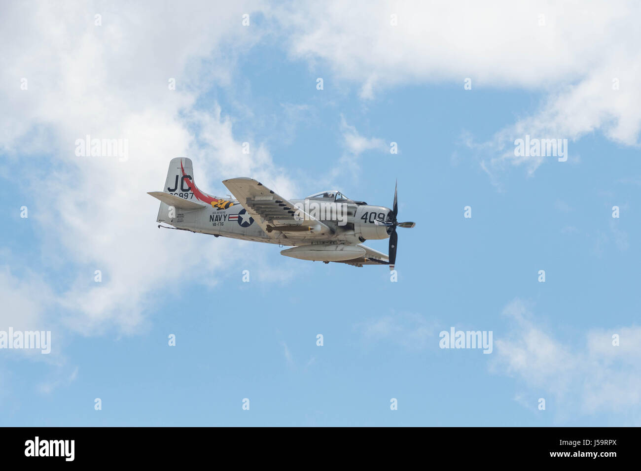 Le Chino, USA - 7 mai 2017 : Douglas A-1D - Skyraider de l'afficheur pendant le spectacle aérien Planes of Fame dans l'aéroport de Chino. Banque D'Images