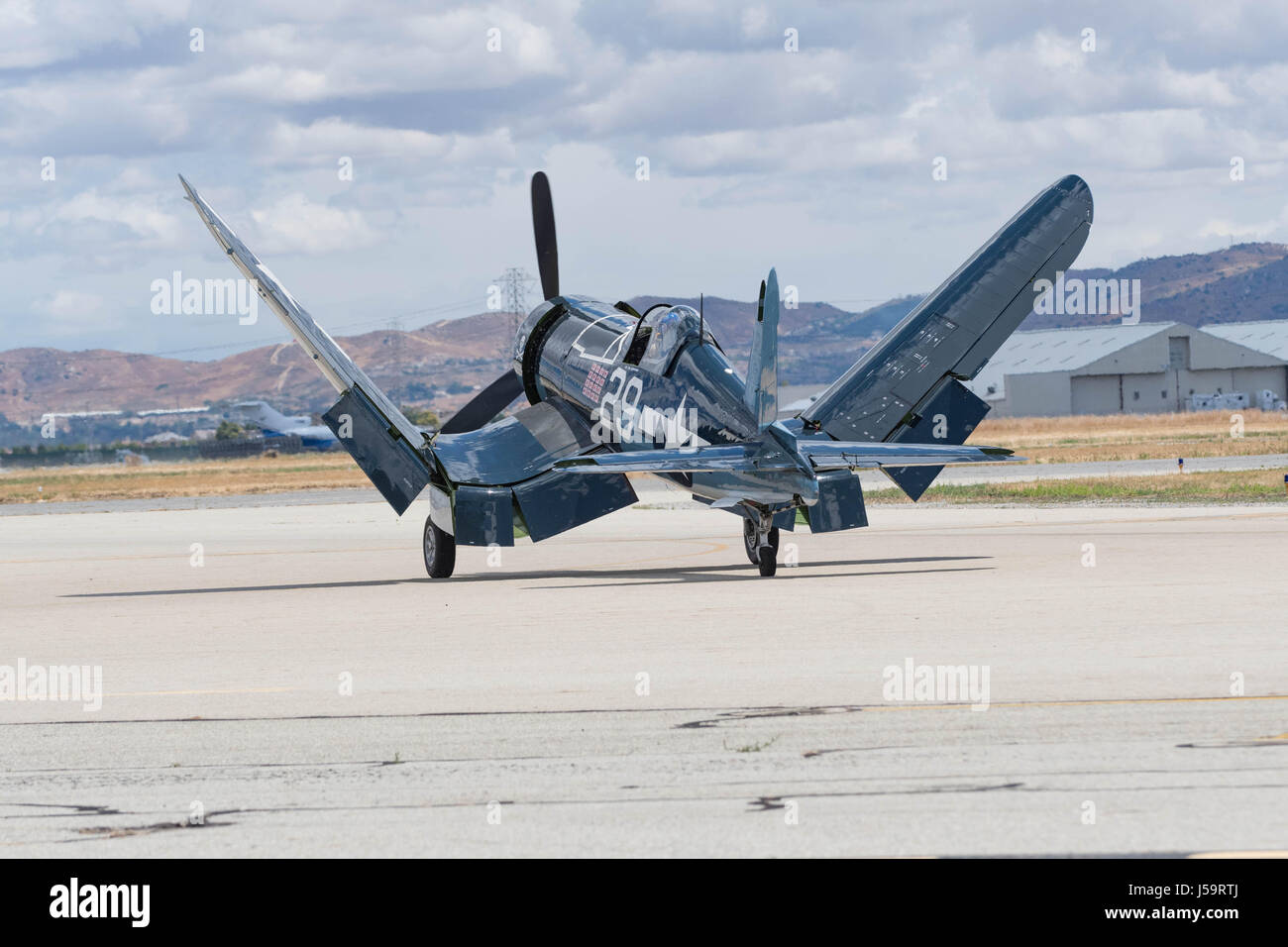 Le Chino, USA - 7 mai 2017 : Avion de l'afficheur pendant le roulage au sol des avions de la renommée de l'aéroport de Chino. Banque D'Images