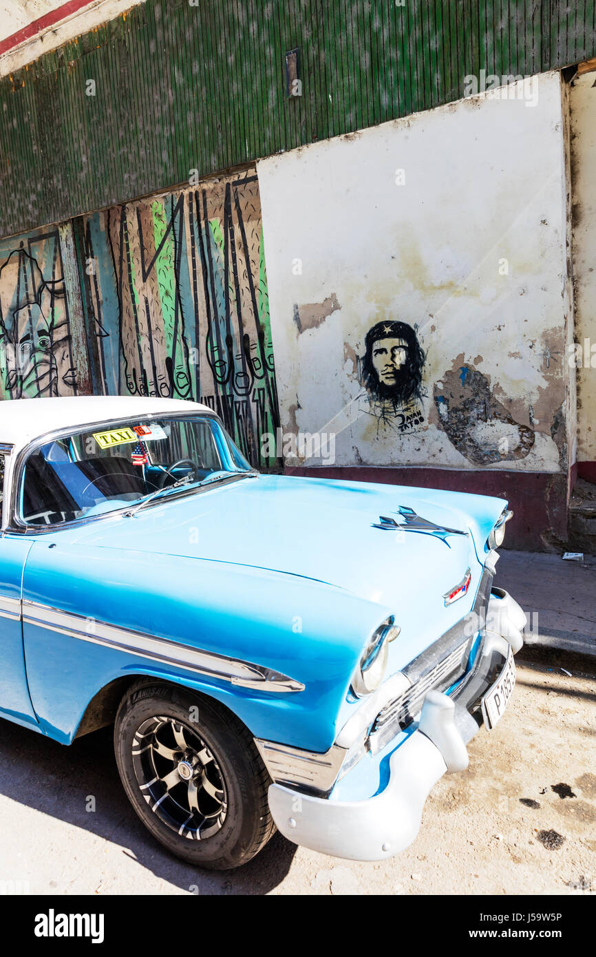 Vieille voiture cubaine à La Havane Cuba American Classic Car avec Che Guevara murale dans la Vieille Havane, Cuba vieux véhicule Che Guevara Che Guevara Cuba révolution cubaine Banque D'Images