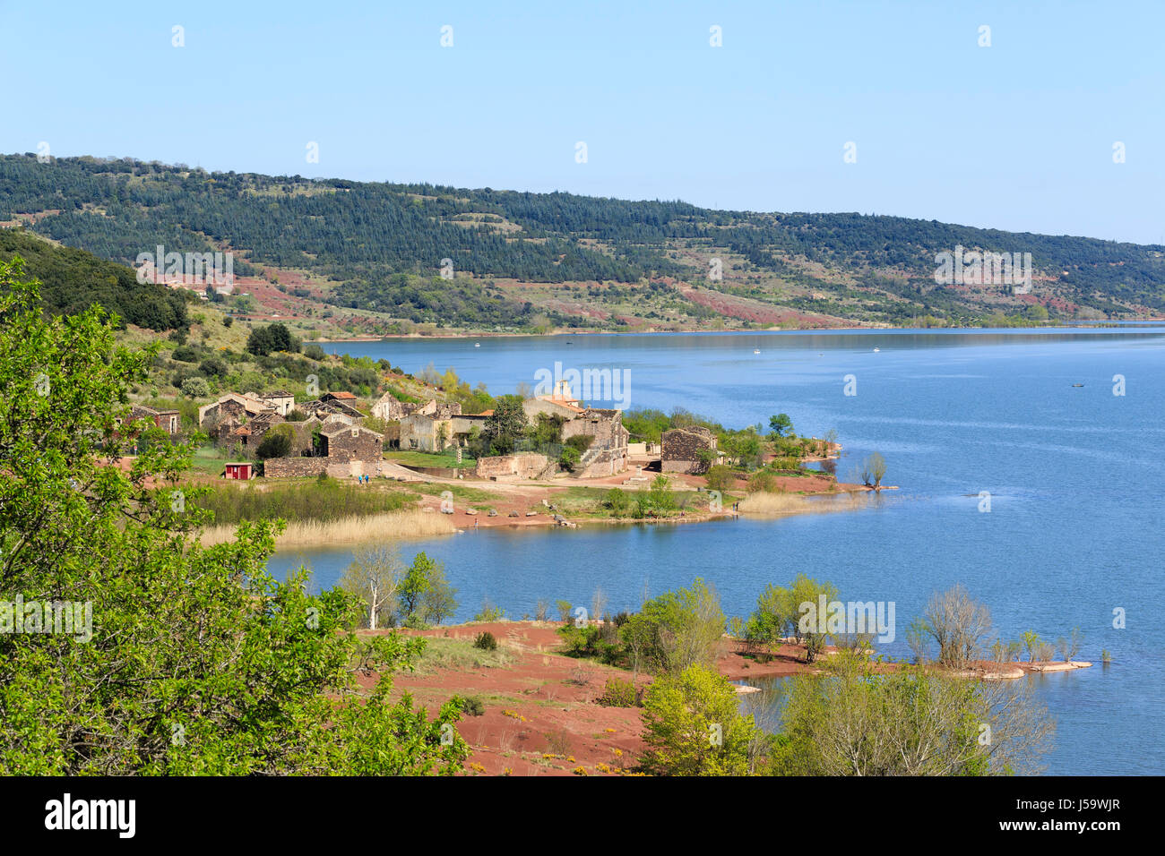 La France, l'Hérault (34), celles, village ruiné en cours de restauration et le lac du Salagou, // France, Hérault, celles, village en ruines sous restoratio Banque D'Images