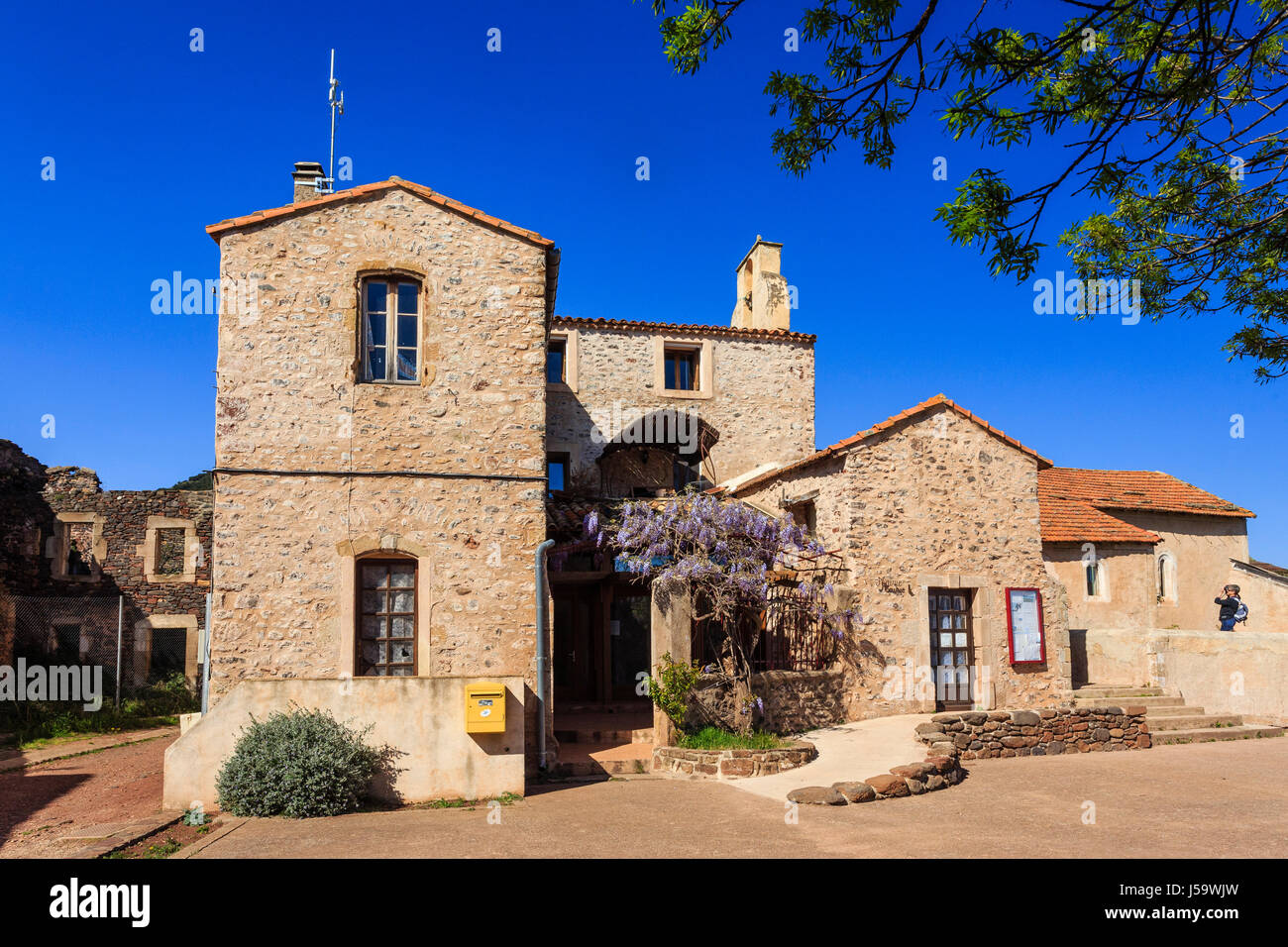 La France, l'Hérault (34), celles, village ruiné au bord du lac du Salagou en cour de restauration, la poste et l'église // France, Hérault, celles, ruiné Banque D'Images