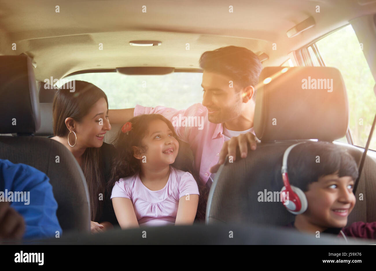 Heureux jeune famille voyageant en voiture Banque D'Images