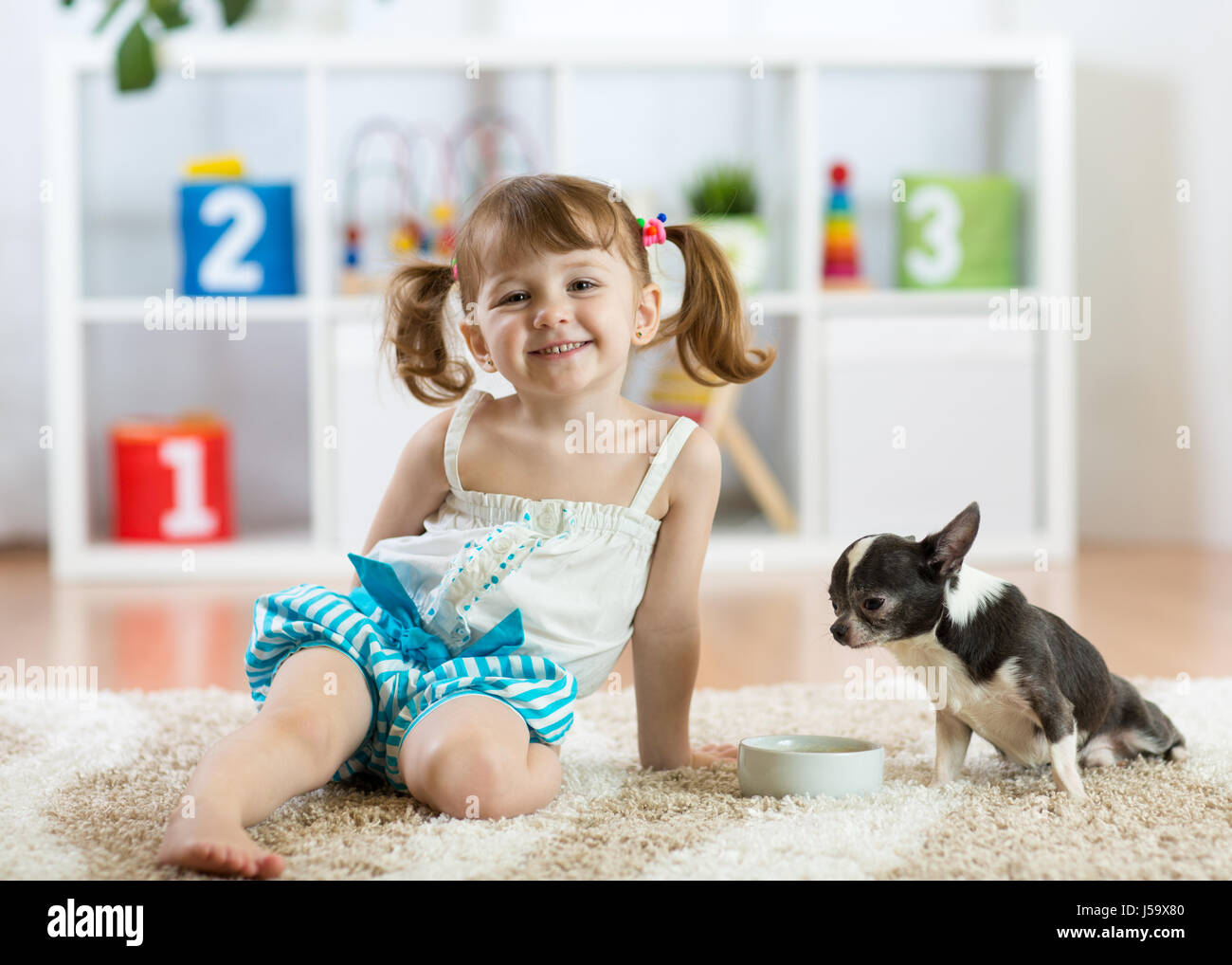 Joli petit enfant fille et son chien Banque D'Images