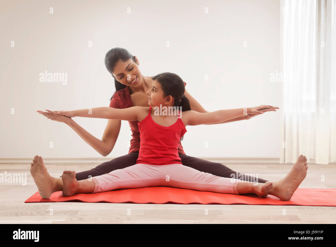 Mère et fille faisant du yoga ensemble Banque D'Images