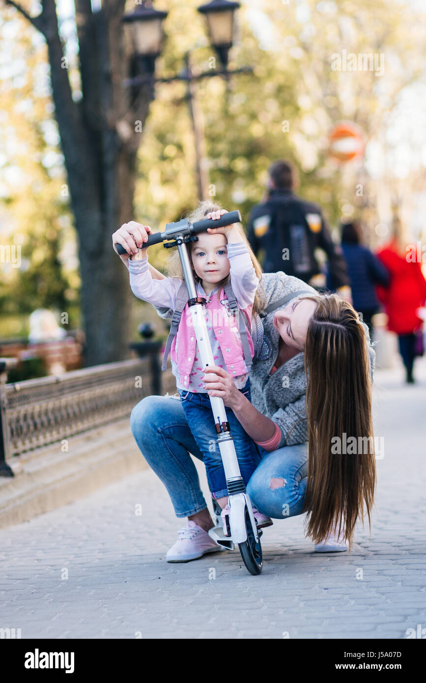 Mère et fille sur un scooter Banque D'Images