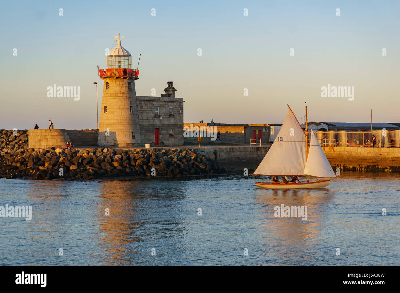 L'Irlande, le 9 mai : beau voilier et phare de Howth le 9 mai 2017 à Dublin, Irlande Banque D'Images