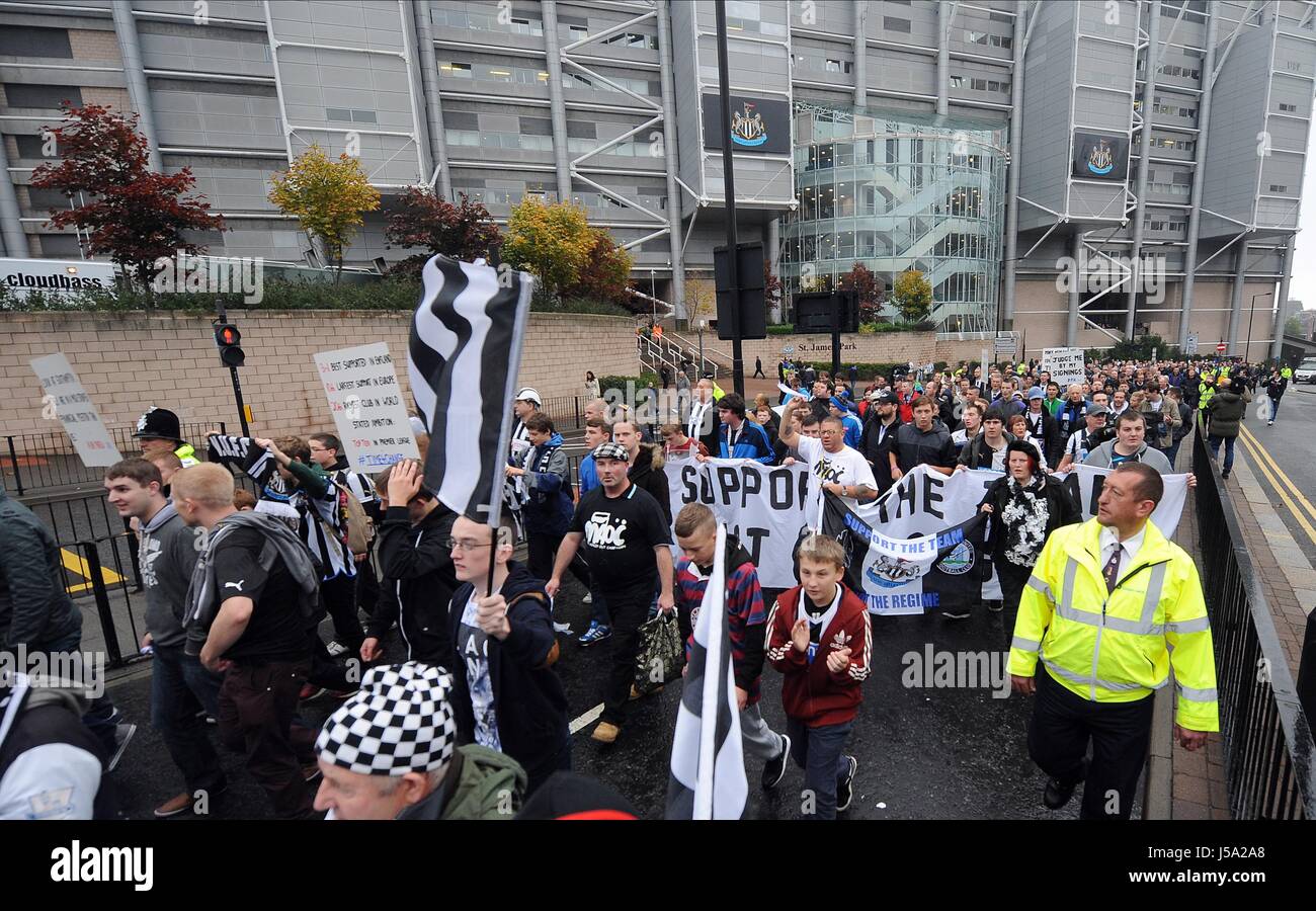 Protestation DES FANS DE NEWCASTLE NEWCASTLE PARC ST JAMES ST JAMES PARK ST JAMES PARK DE NEWCASTLE NEWCASTLE ANGLETERRE 19 Octobre 2013 Banque D'Images