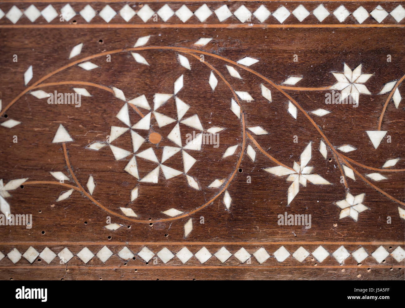 Woodworm Golf Polo. Dommages causés par une infestation de larves de coléoptères Banque D'Images