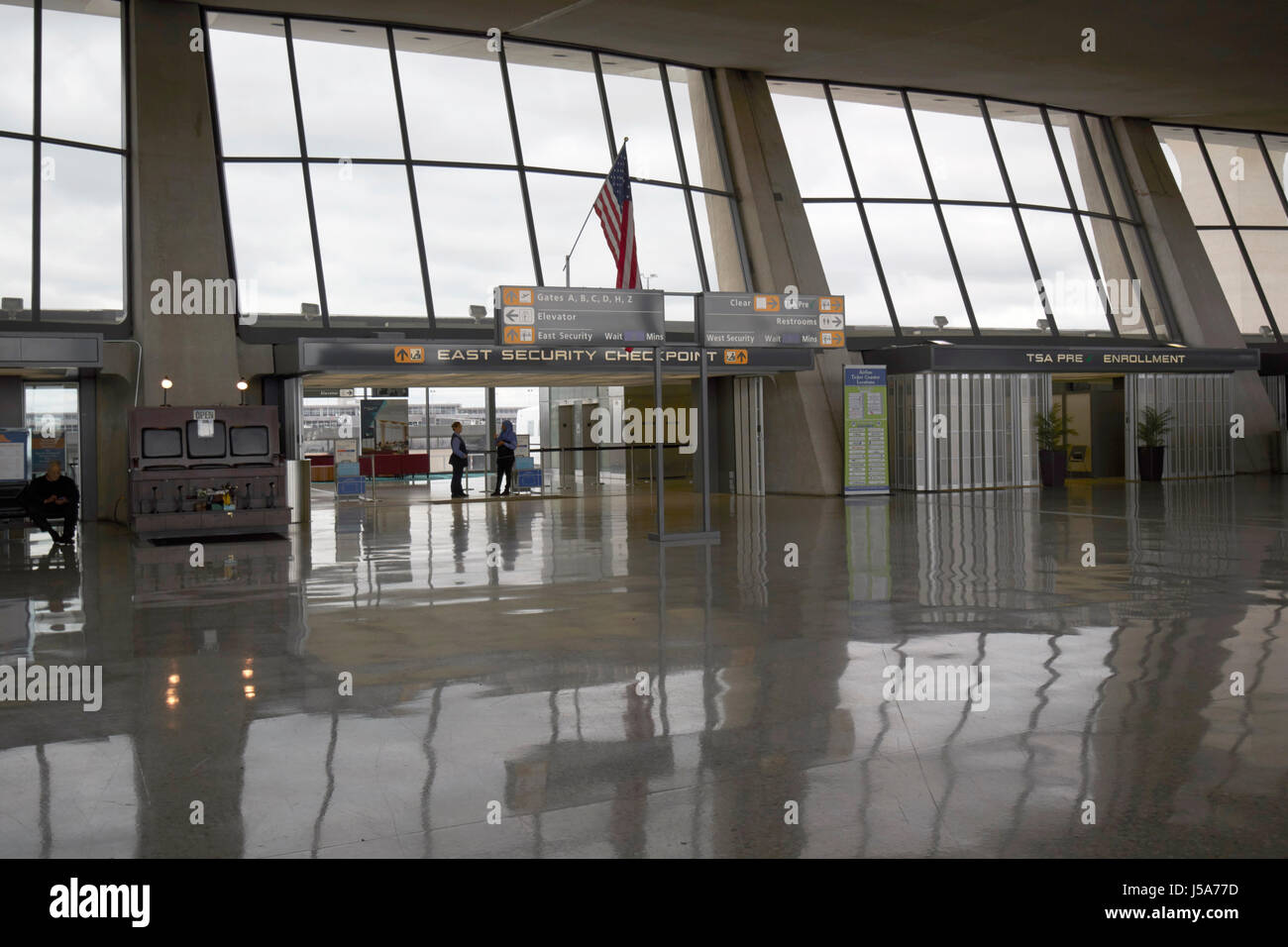 Contrôle de sécurité de l'intérieur du bâtiment principal du terminal de l'aéroport international Dulles desservant Washington DC USA Banque D'Images