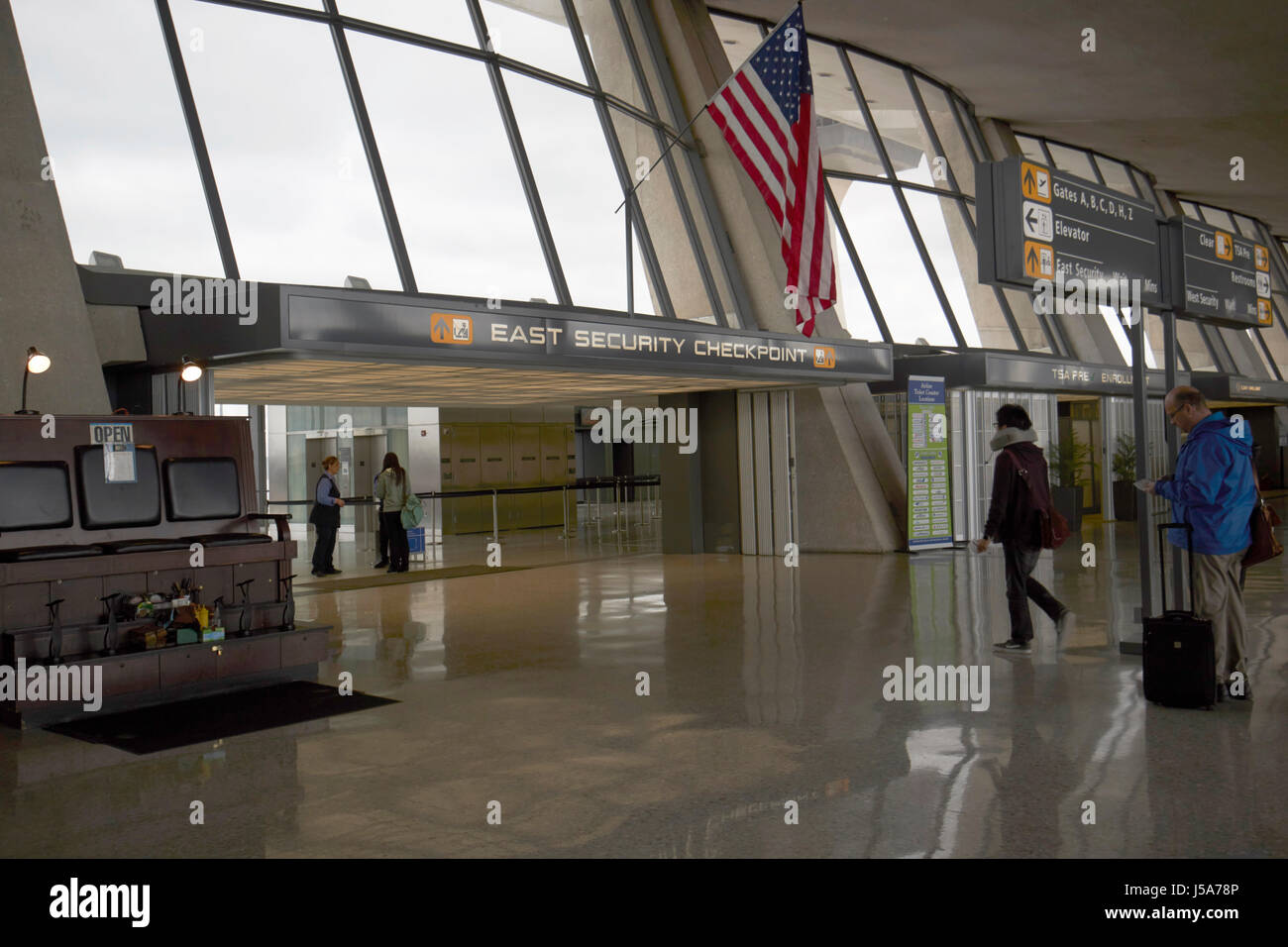 Contrôle de sécurité de l'intérieur du bâtiment principal du terminal de l'aéroport international Dulles desservant Washington DC USA Banque D'Images