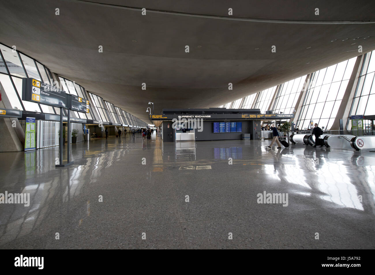 Terminal principal intérieur plafond caténaire desservant l'aéroport international de Dulles Washington DC USA Banque D'Images
