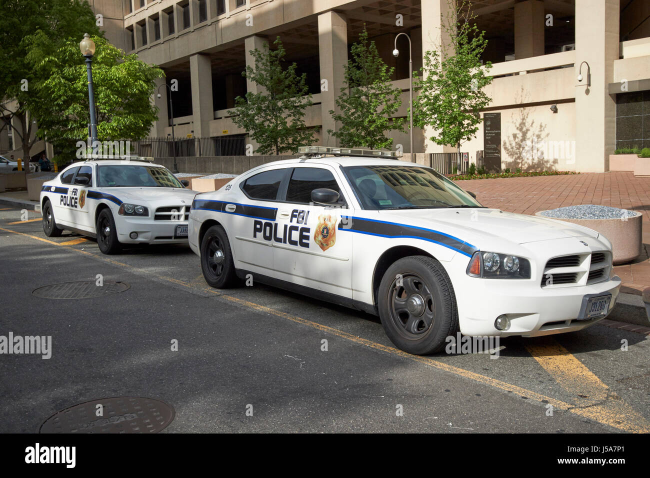Les voitures de police à l'extérieur du FBI Federal Bureau of Investigation (FBI j Edgar Hoover building Washington DC USA Banque D'Images