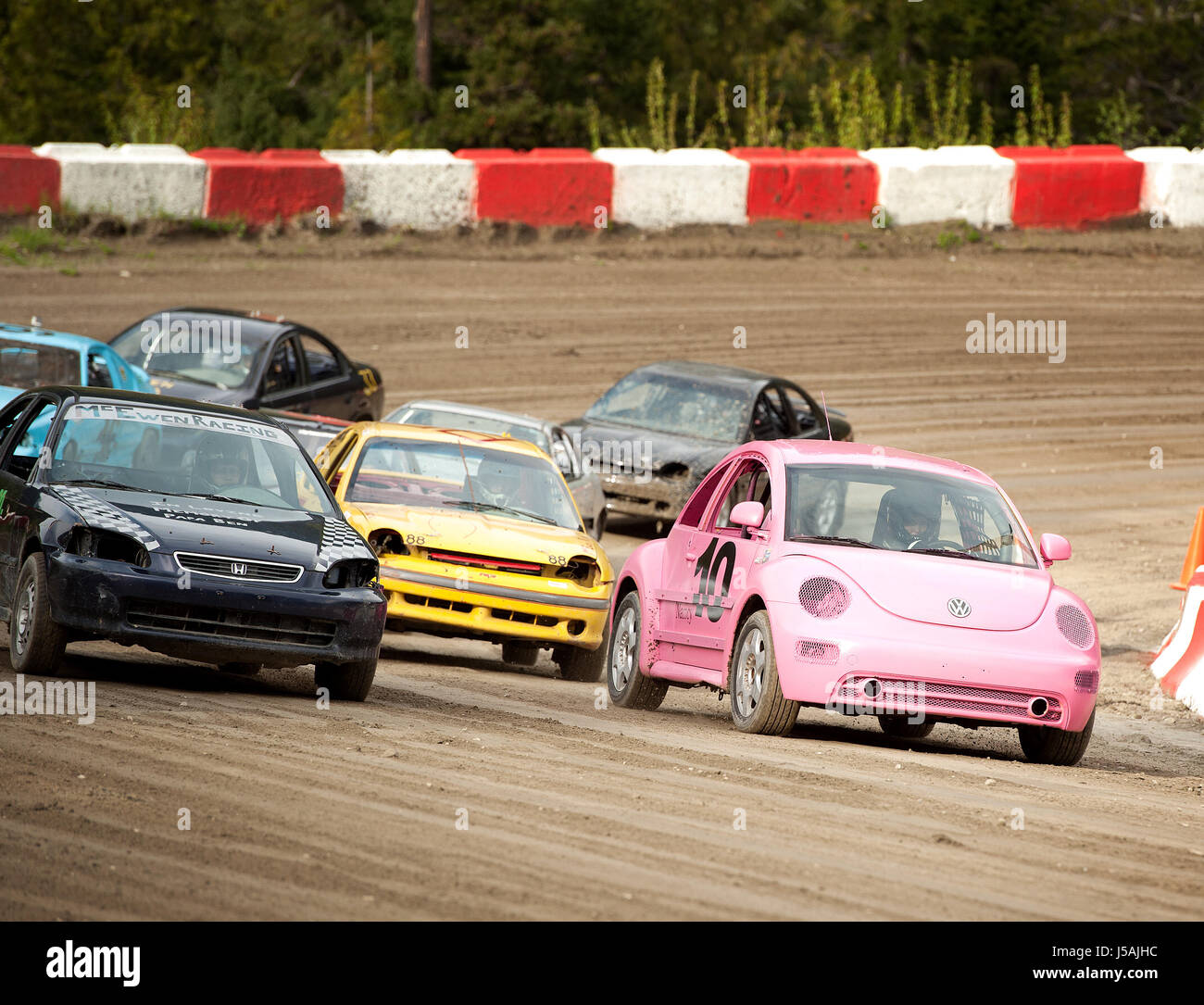Petite ville chemin de course automobile. Voitures de course fait maison sur un chemin de terre. Pemberton, BC Canada Banque D'Images