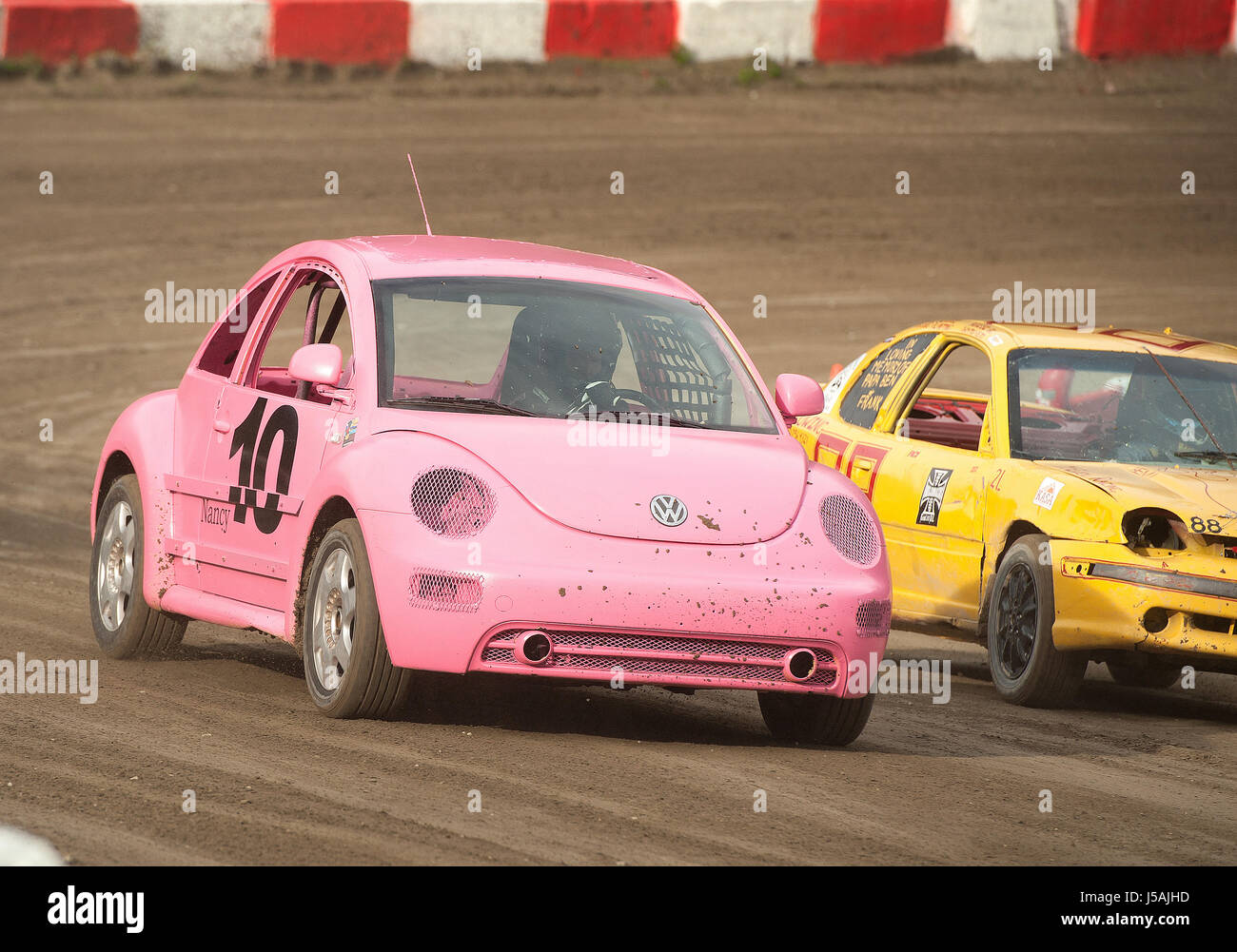 Petite ville chemin de course automobile. Voitures de course fait maison sur un chemin de terre. Pemberton, BC Canada Banque D'Images