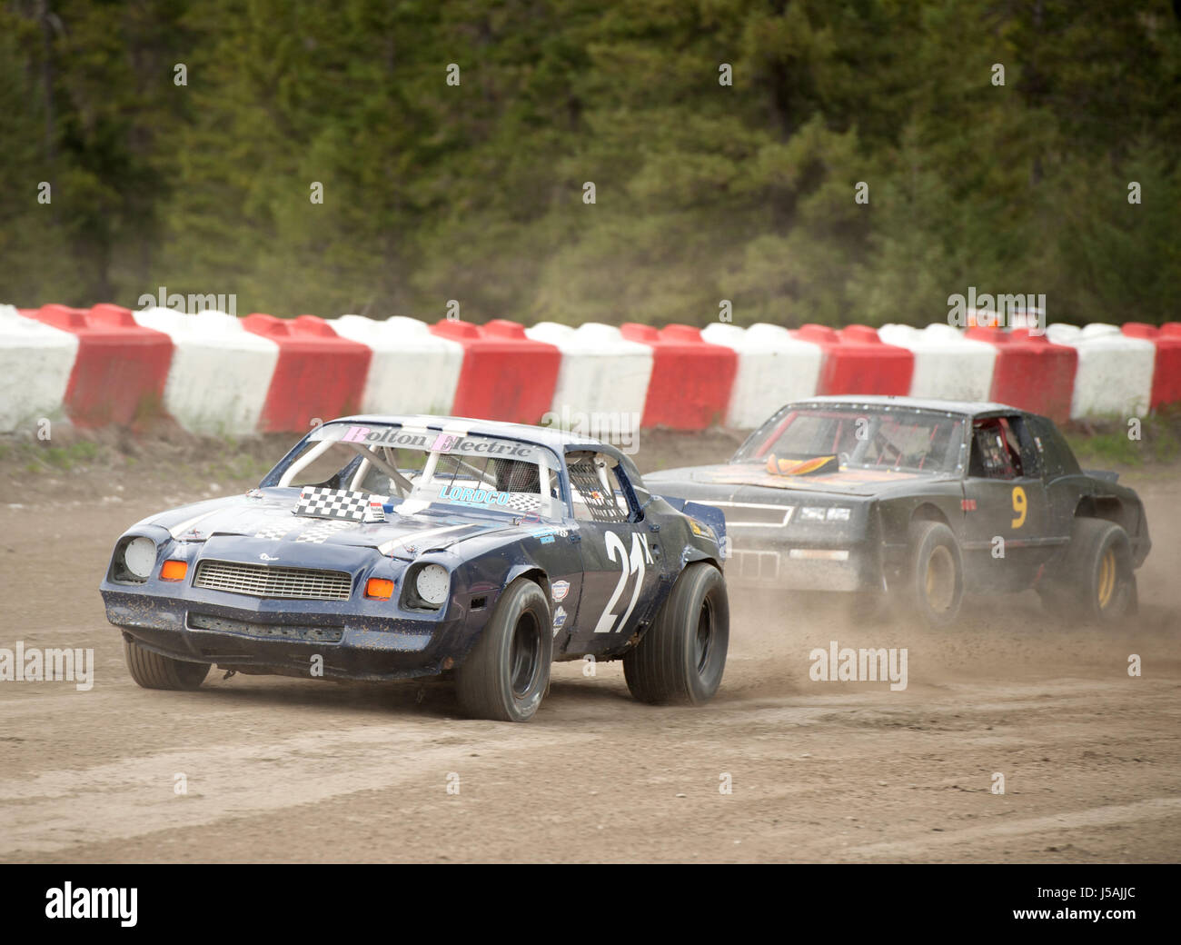 Petite ville chemin de course automobile. Voitures de course fait maison sur un chemin de terre. Pemberton, BC Canada Banque D'Images