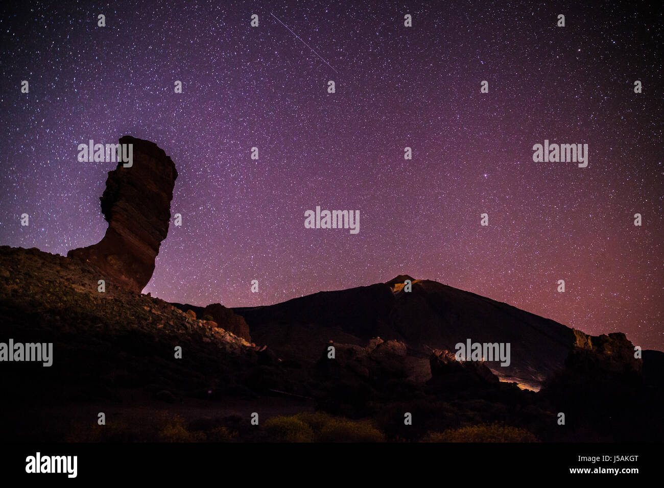Vue de nuit sur la montagne Teide et rocher de Garcia Banque D'Images