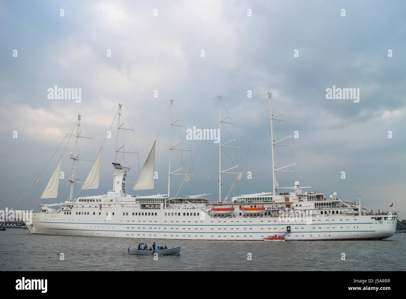 Amsterdam, Pays-Bas. Août 19, 2015. SAIL Amsterdam 2015, naviguer en parade sur la première journée (de 5, 19 au 23 août) : navire de croisière à voile, planche à voile l'un des plus grands navires de croisière dans le monde. SAIL Amsterdam est un événement maritime quinquennaux à Amsterdam aux Pays-Bas. Les grands voiliers du monde entier visitent la ville d'amarrer dans le port de l'Est. - Fotocredit : Christian Lademann Banque D'Images