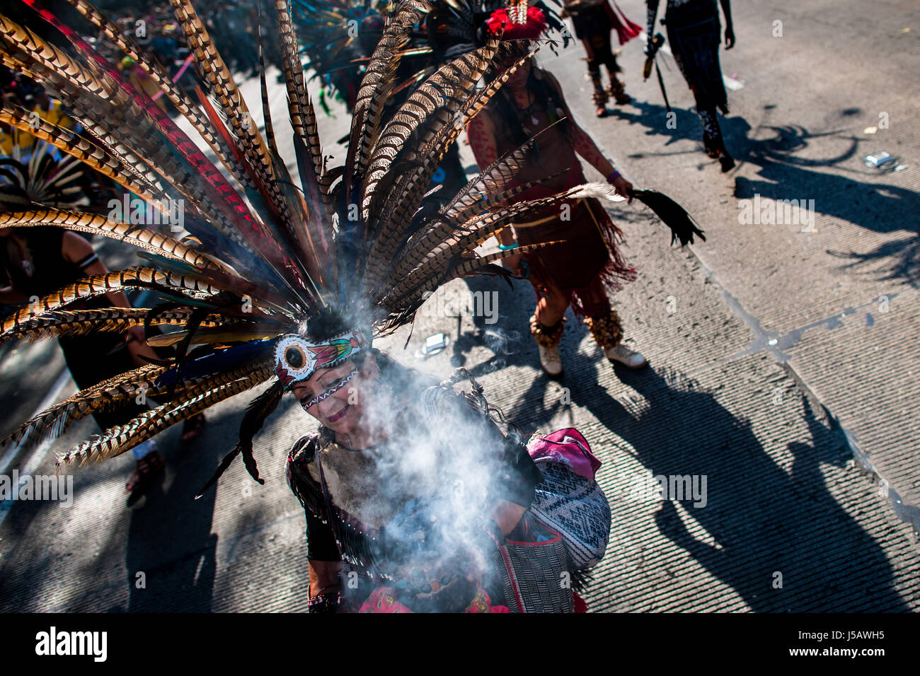 Une femme mexicaine effectue un Cœur mort danse culte dans la rue pendant le Jour des Morts procession dans la ville de Mexico, Mexique. Banque D'Images