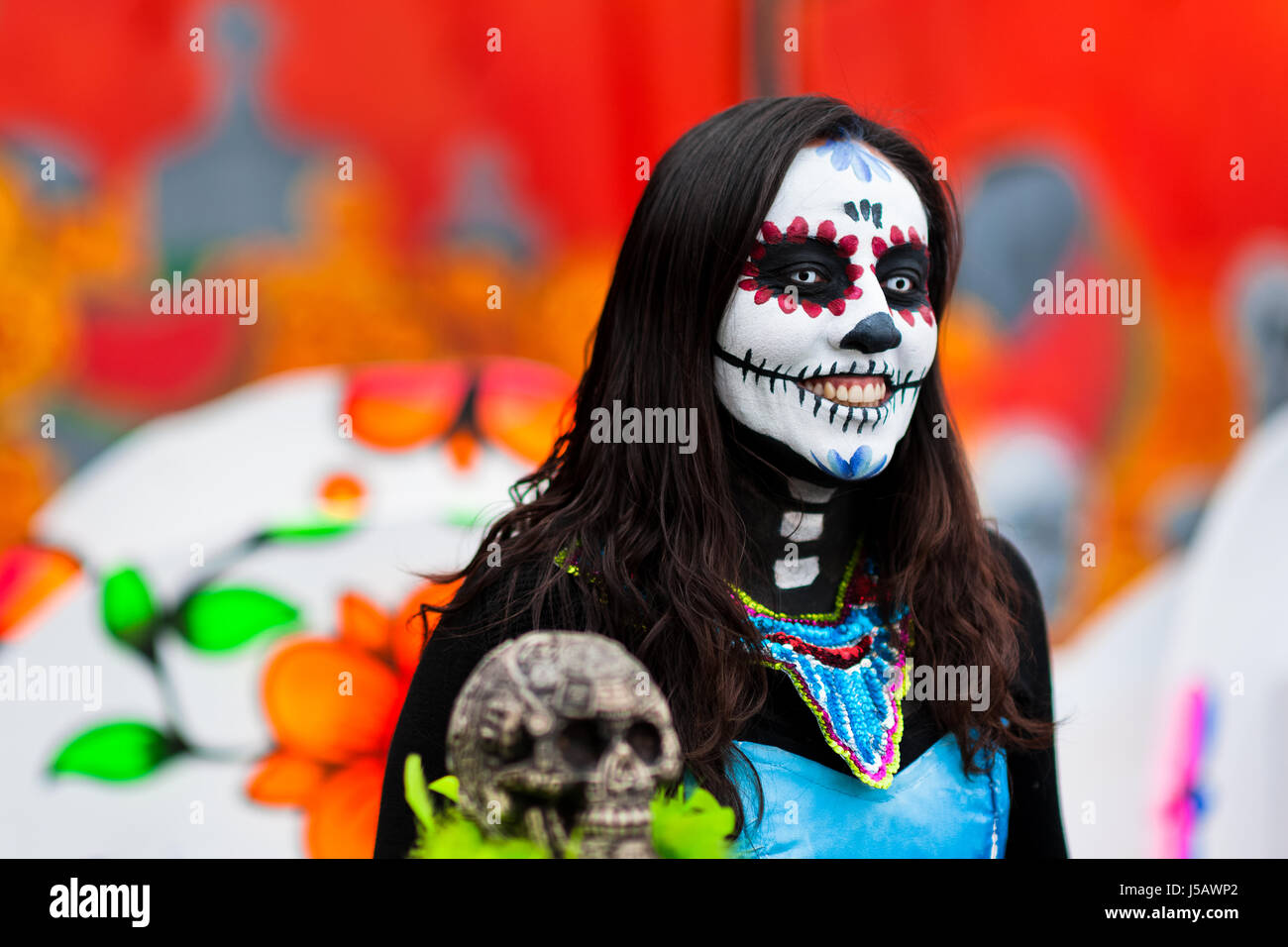 Une jeune femme, habillée comme La Catrina, prend part à la Journée de la fête des morts à Mexico, au Mexique. Banque D'Images
