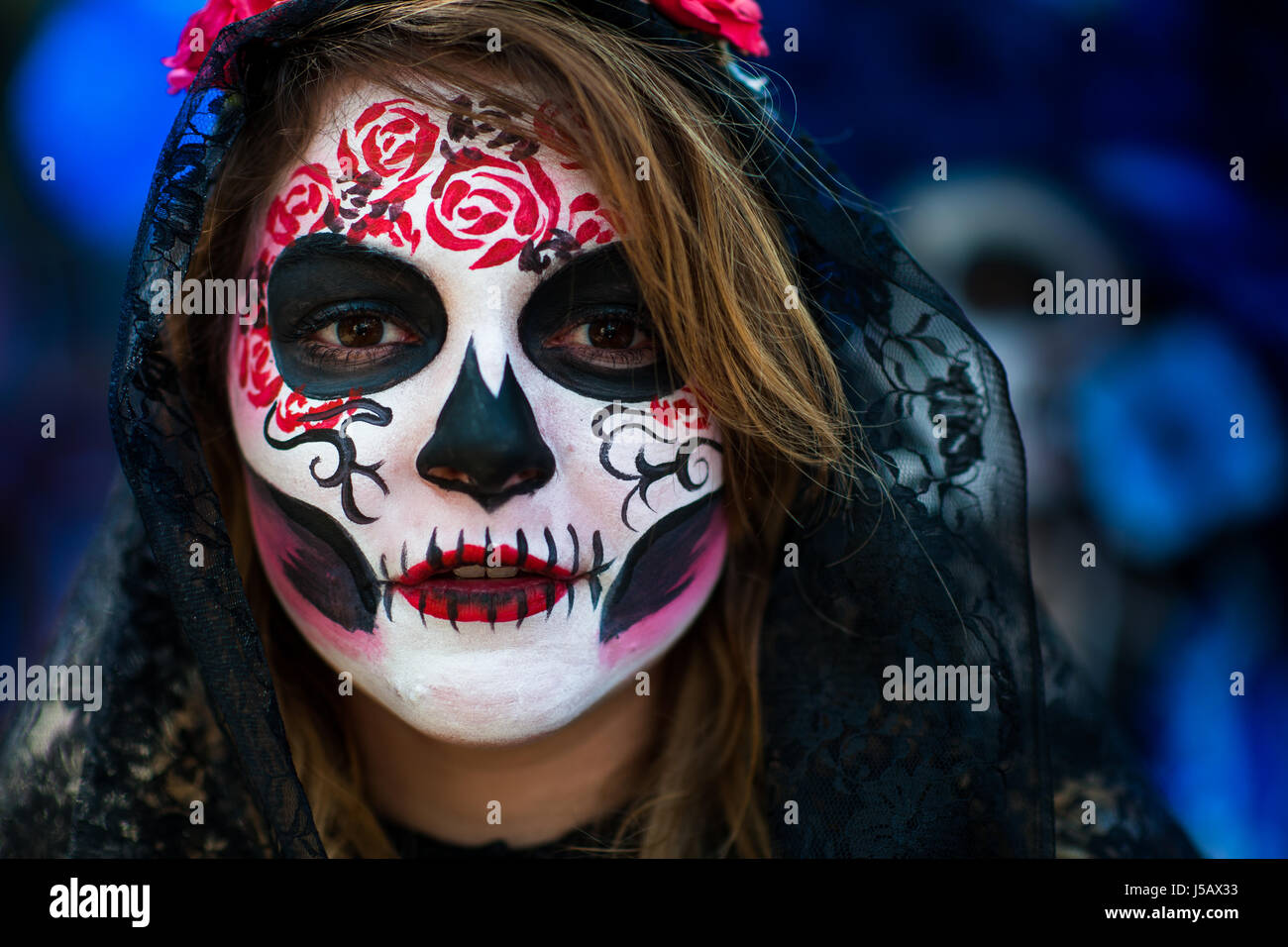Une jeune femme, habillée comme La Catrina, effectue pendant le Jour des Morts procession dans la ville de Mexico, Mexique. Banque D'Images