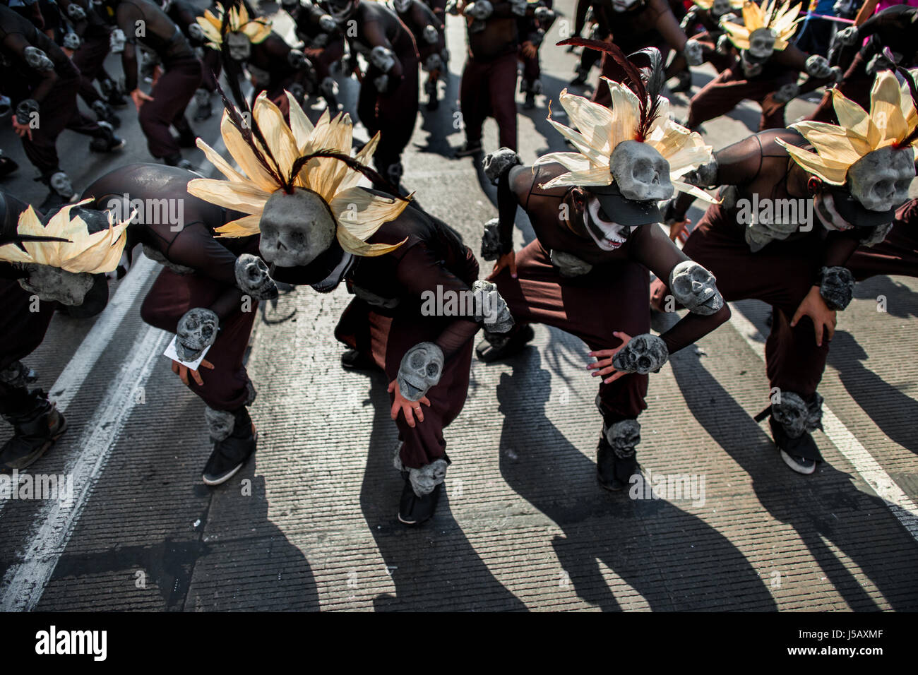 Mexicains, portant des masques crâne inspiré par les Aztèques, la danse dans la rue pendant le Jour des morts célébrations dans la ville de Mexico, Mexique. Banque D'Images