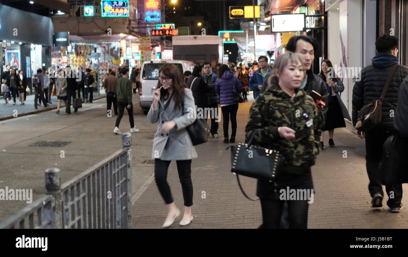 Zone piétonne commerçante consommateurs Nuit à Mongkok Kowloon Ladies Market Hong Kong Banque D'Images