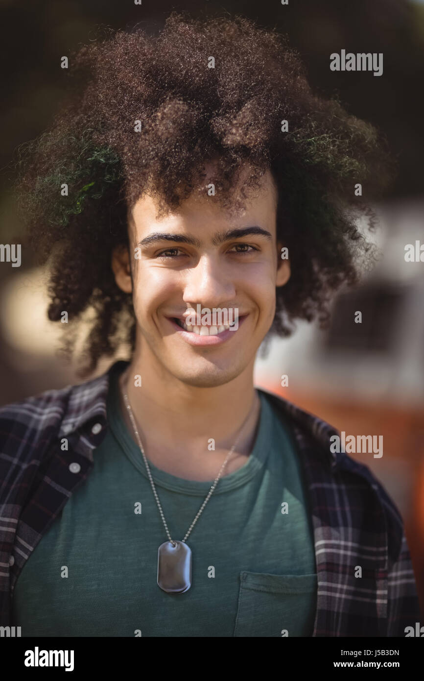 Portrait de jeune homme avec les cheveux bouclés Photo Stock - Alamy
