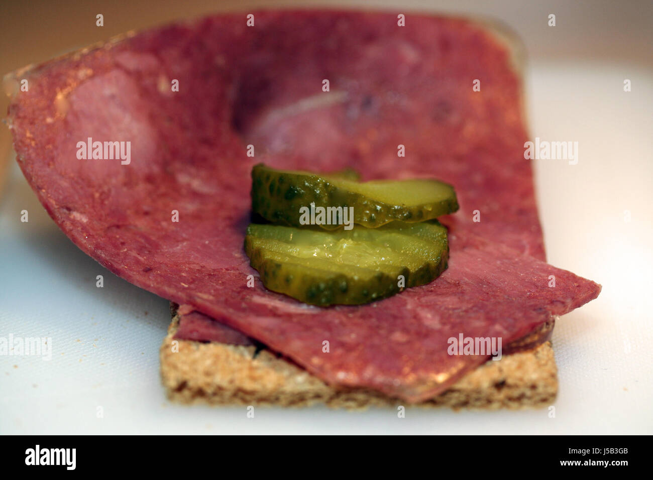 Pain croustillant avec le corned-beef Banque D'Images