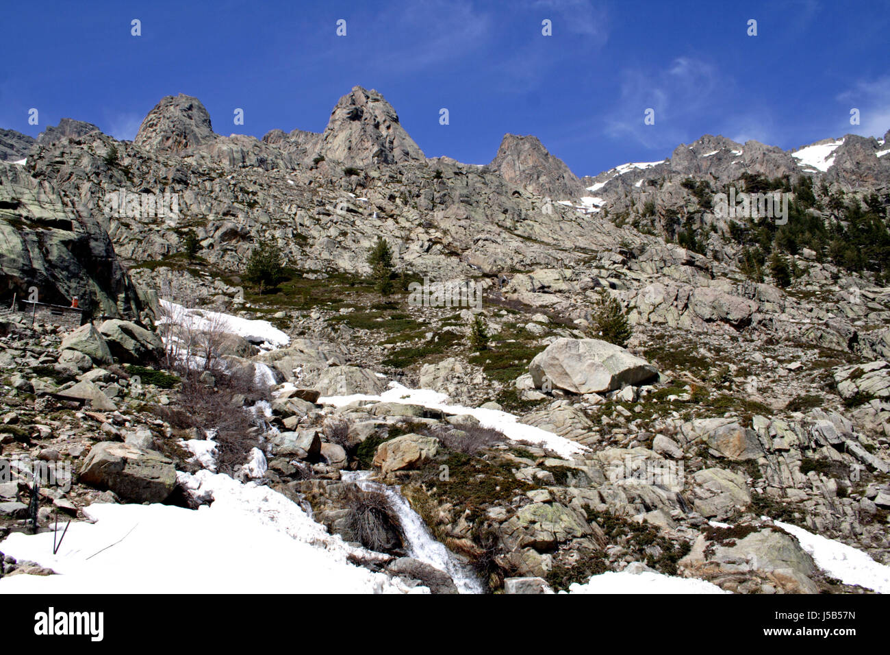 Ravins déchiquetés de la vallée de la Restonica schneebedekt gesteinsbrocken boulder mountain Banque D'Images