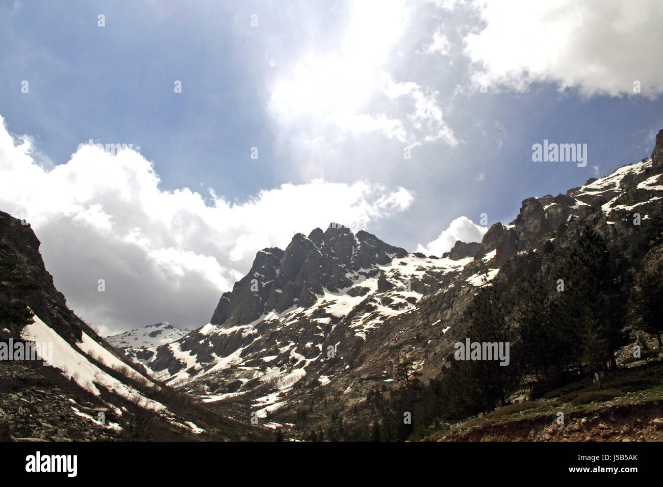Ravins corse dentelées de la vallée de la Restonica schneebedekt boulder mountain Banque D'Images