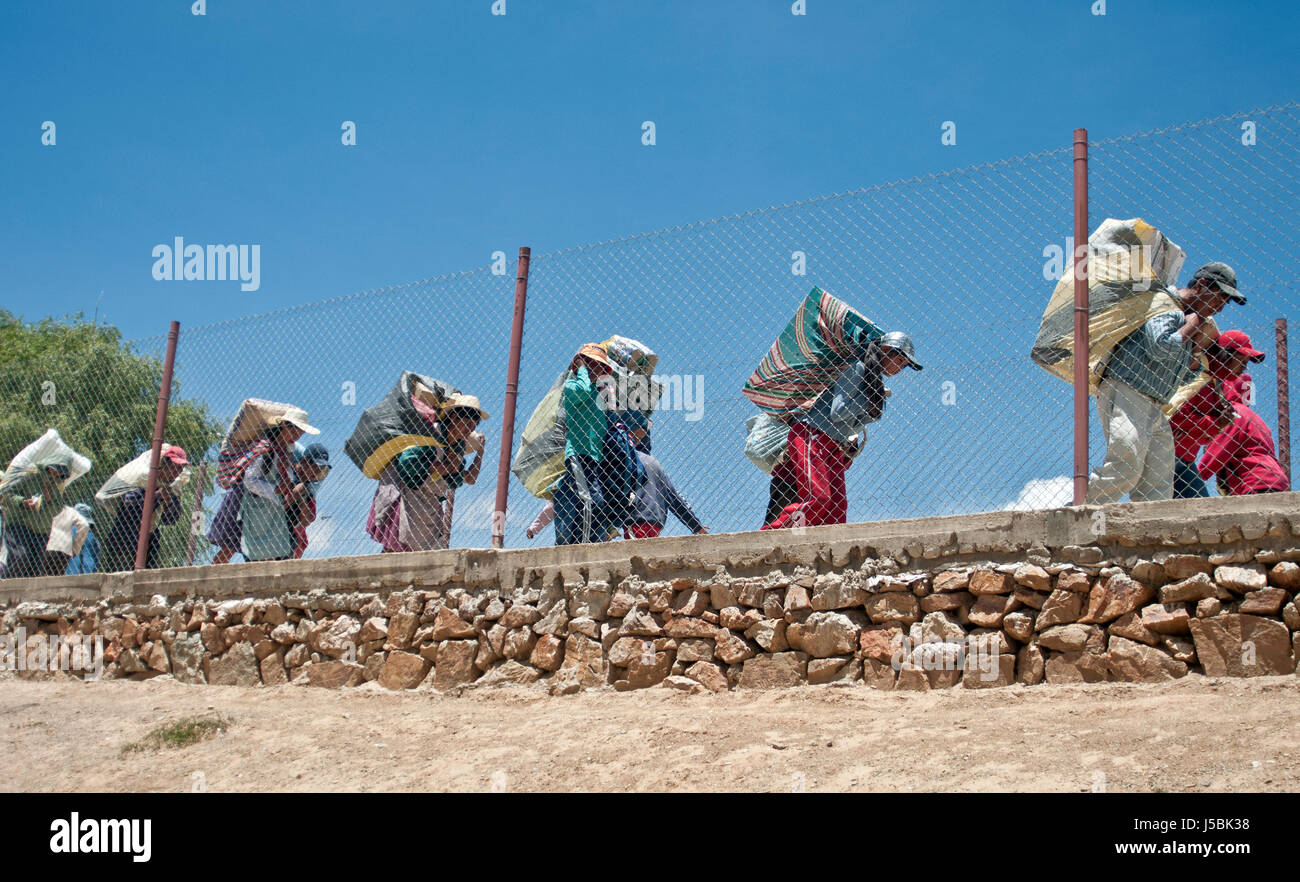 Passeurs à la frontière entre la Bolivie et l'Argentine. La Quiaca - Villazon Banque D'Images