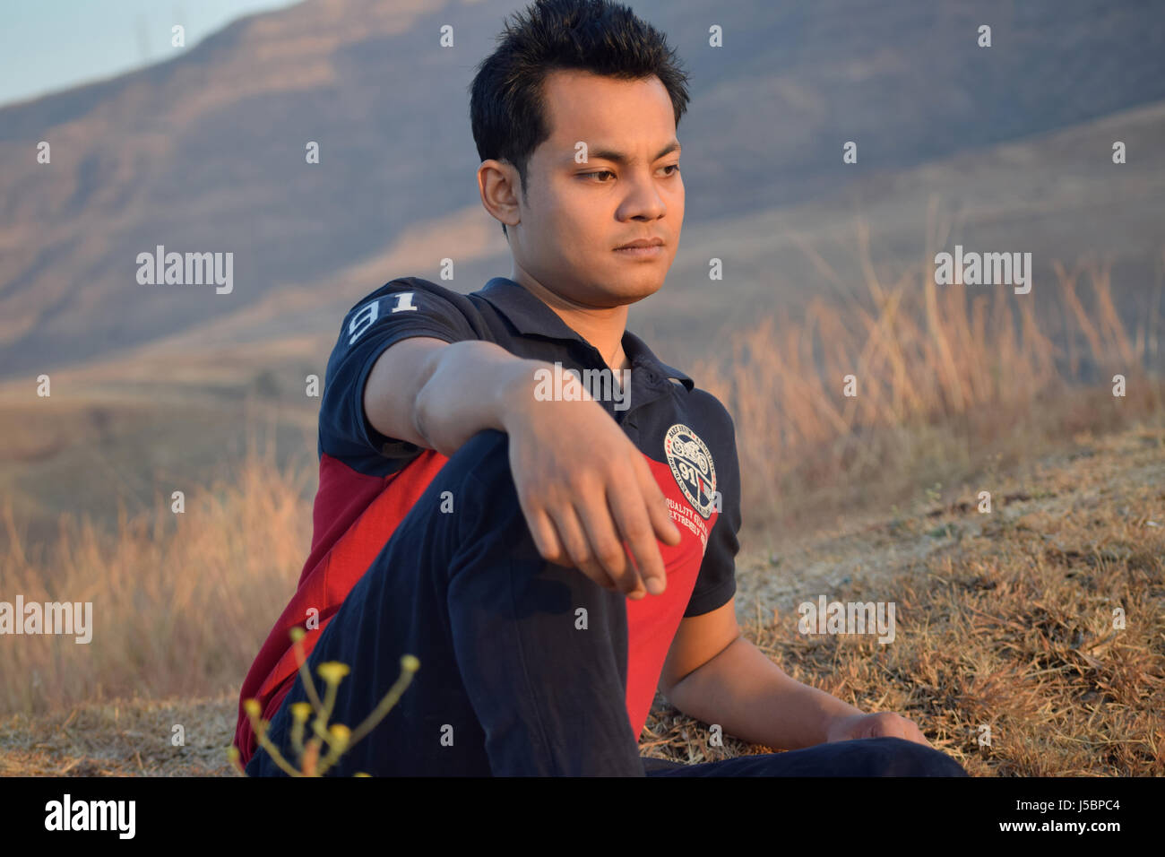 Jeune homme assis près de mountain, Pune, Maharashtra Banque D'Images