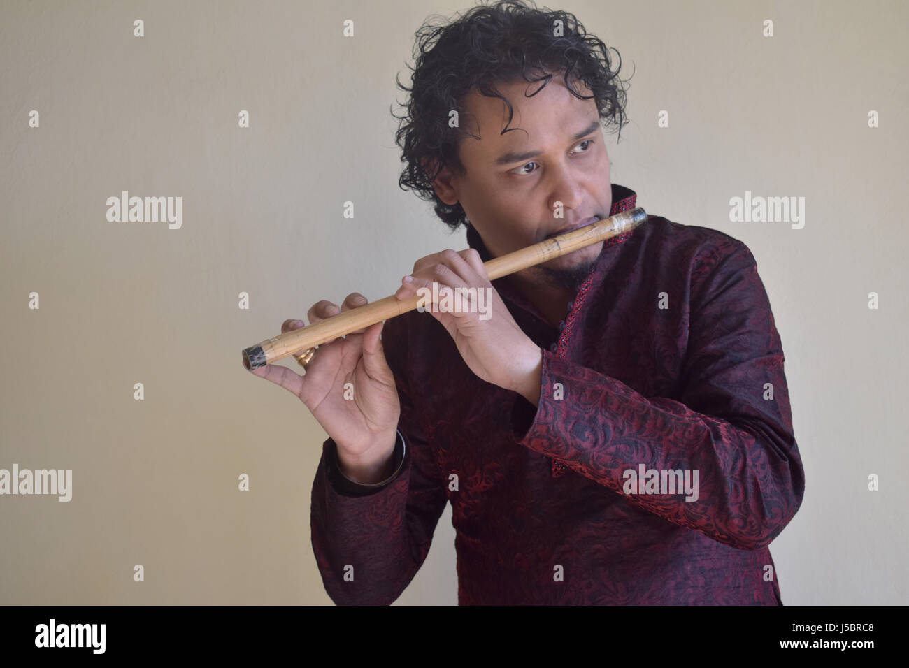 Portrait de jeune homme indien dans une tenue traditionnelle de jouer