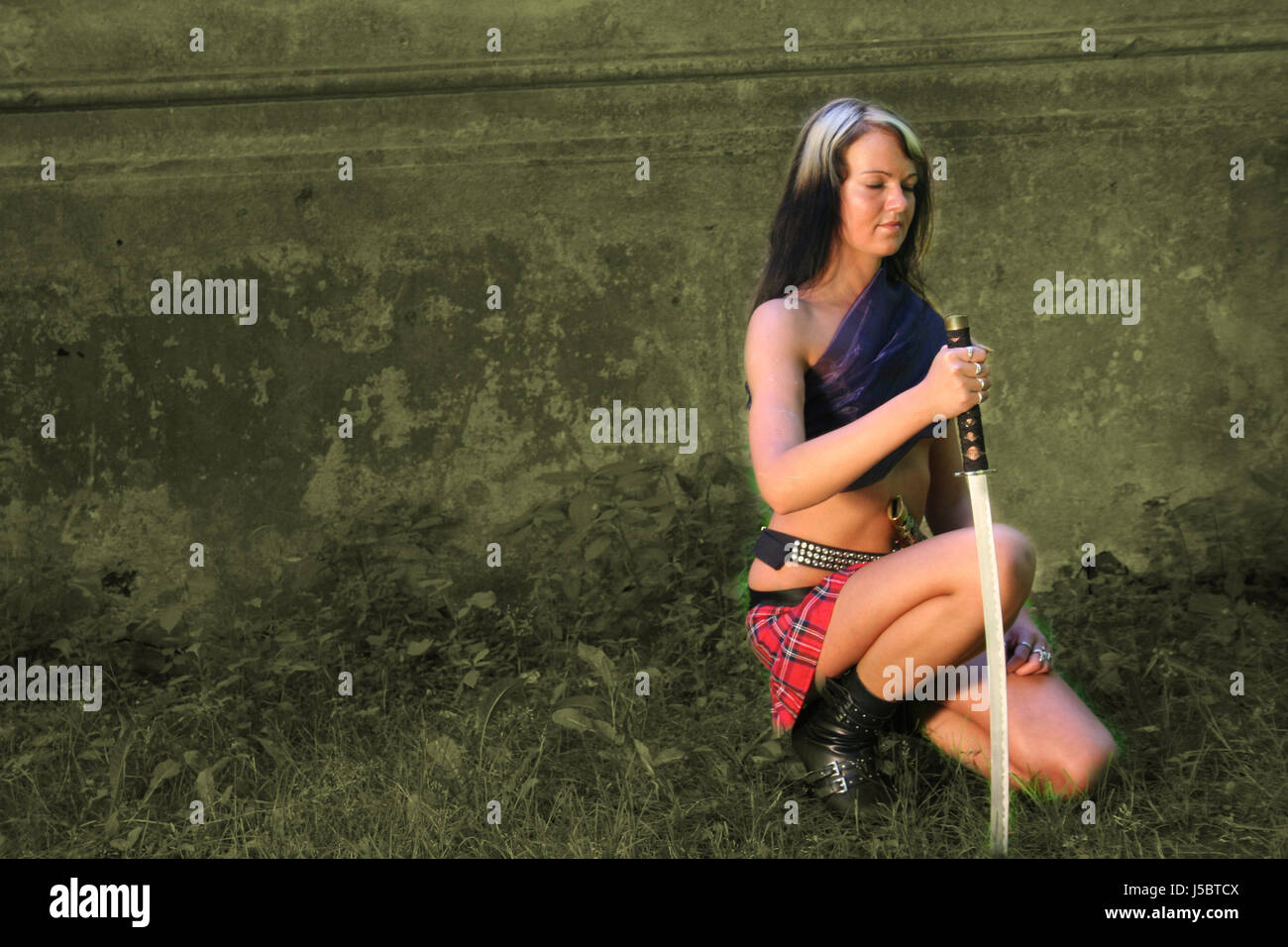 Boot femme lutte lutter prier rapière courroie amazon prêt arme le bras de  force Photo Stock - Alamy