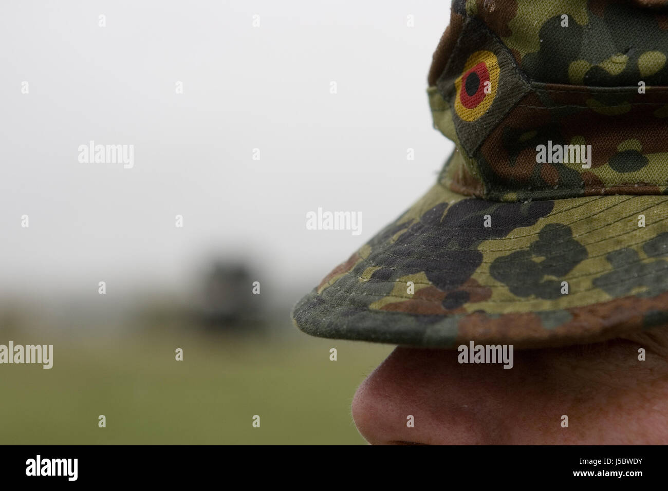 Visage vert hat cap coiffure nez uniforme des forces armées allemandes de camouflage Banque D'Images