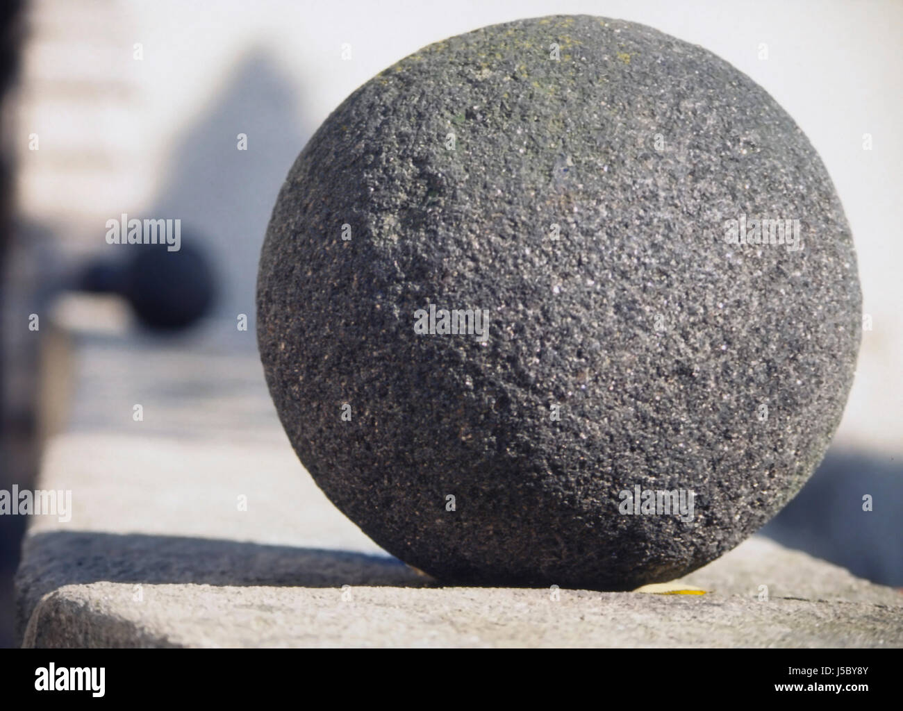 Balustrade mur tchèquia boulet de canon howitzer chateau château moyen âge Banque D'Images